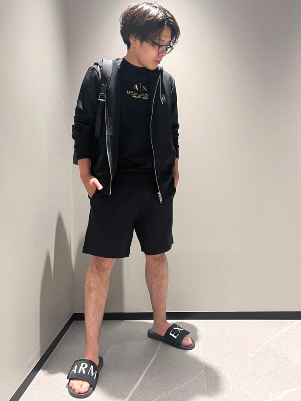 「アルマーニエクスチェンジ、armaniexchange、AXchange、AXchanger、低身長、メガネ男子、春夏コーデ、オールブラック、スウェット、パーカー、セットアップ、休日スタイル、シンプル、ラクチンコーデ、ワントーンコーデ」｜「ARMANI EXCHANGEの【A|X アルマーニ エクスチェンジ】A|Xロゴパッチ　スウェットパーカー（スウェット、ホワイト系）」を使った、ゆーきさん（メンズ・169cm）の春コーディネートの1枚目の写真