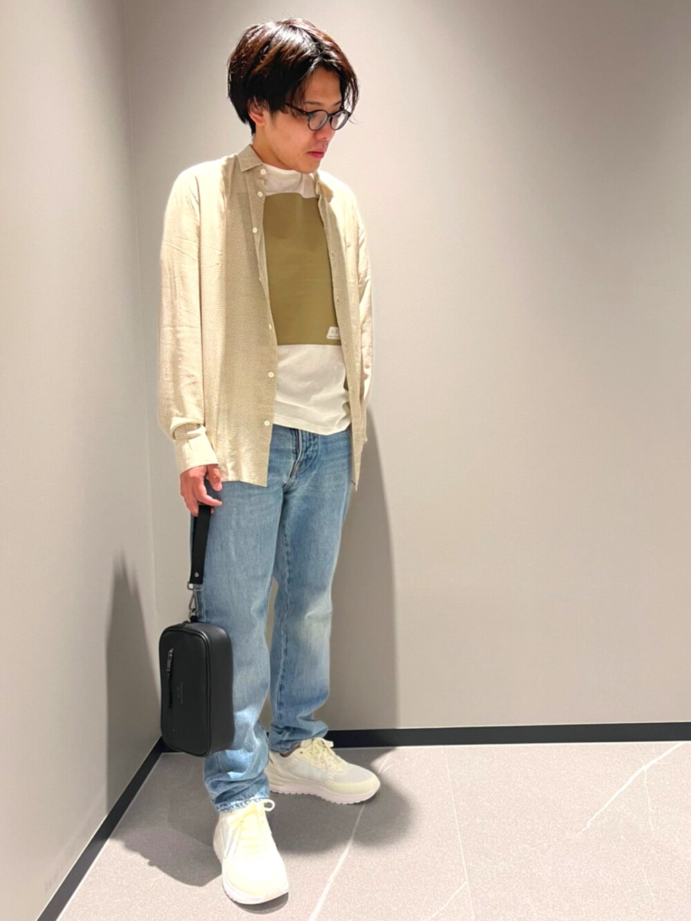 「アルマーニエクスチェンジ、armaniexchange、AXchange、AXchanger、低身長、メガネ男子、春夏コーデ、ベージュ、デニム、スニーカー、シャツ、ラフ、オーバーサイズ、シャツスタイル、休日コーデ」｜「ARMANI EXCHANGEの【A|X アルマーニ エクスチェンジ】マイクロパターン柄　長袖シャツ/REGULAR（シャツ/ブラウス、ベージュ系）」を使った、ゆーきさん（メンズ・169cm）の春コーディネートの1枚目の写真