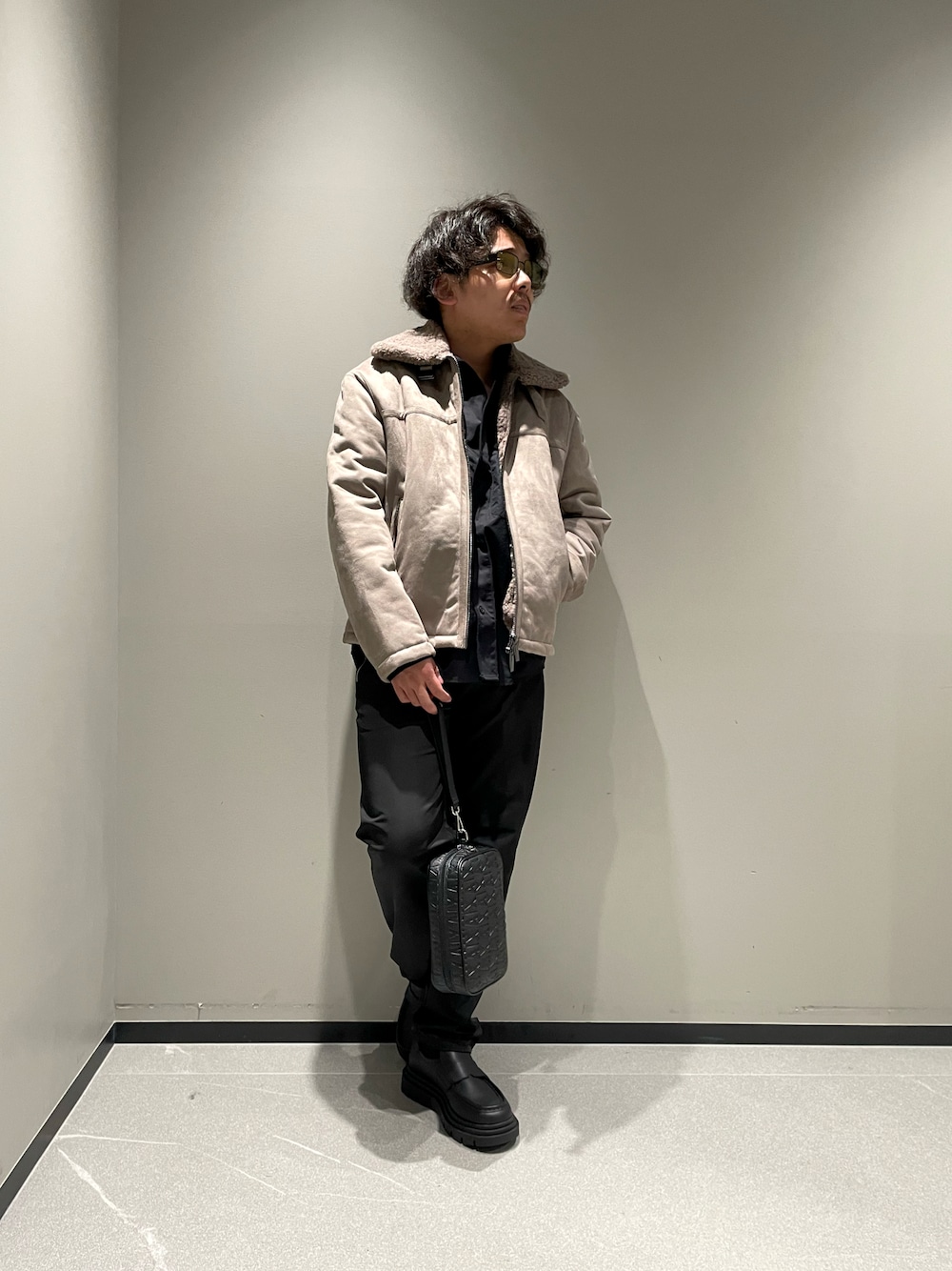 「アルマーニエクスチェンジ、armaniexchange、AXchange、ボアジャケット、シャツスタイル、黒パンツ、ローファー、厚底シューズ、ハンドバッグ、冬コーデ、休日スタイル、カジュアル、メガネ男子、低身長、オーバーサイズ」｜「ARMANI EXCHANGEの【A|X アルマーニ エクスチェンジ】AL エコムートンジャケット（ムートンコート、ベージュ系）」を使った、ゆーきさん（メンズ・170cm）の冬コーディネートの1枚目の写真