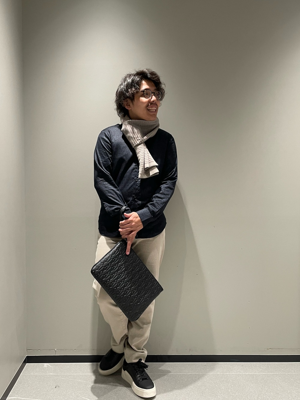 「アルマーニエクスチェンジ、armaniexchange、AXchanger、メガネ男子、低身長、シャツ、デニム、クラッチバッグ、スニーカー、マフラー、秋冬コーデ、カジュアルコーデ、休日スタイル、ベージュ、シンプルスタイル」｜「ARMANI EXCHANGEの【A|X アルマーニ エクスチェンジ】オールオーバーロゴ　長袖シャツ/REGULAR（シャツ/ブラウス、ブルー系）」を使った、ゆーきさん（メンズ・170cm）の冬コーディネートの1枚目の写真