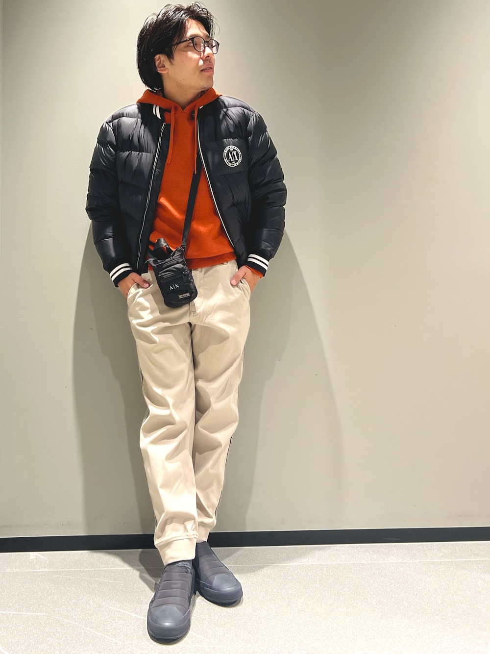 「armaniexchange、AXchange、AXchanger、アルマーニエクスチェンジ、WelcomeARMANI、ARMANIworld、低身長コーデ、メガネ男子、オレンジ、ダウンジャケット、スリッポン、ニット、秋冬コーデ、大人カジュアル、休日スタイル」｜「ARMANI EXCHANGEの【A|X アルマーニ エクスチェンジ】リアルダウンジャケット（ダウンジャケット/コート、ブラック系）」を使った、ゆーきさん（メンズ・169cm）の冬コーディネートの1枚目の写真