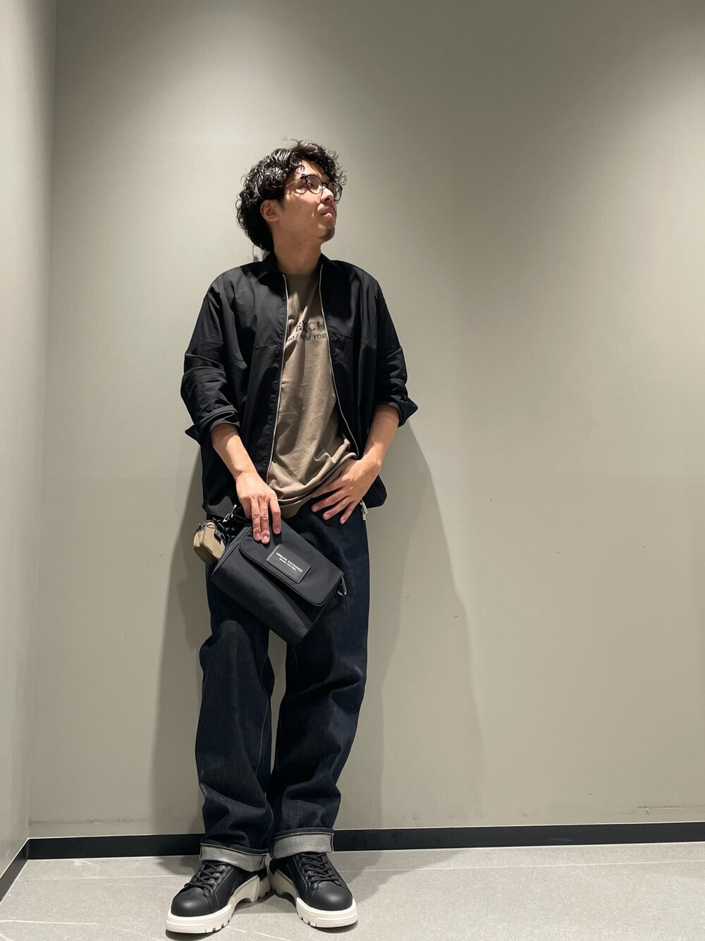 「アルマーニエクスチェンジ、armaniexchange、AXchanger、AXchange、低身長、メガネ男子、Tシャツ、デニム、ブーツ、シャツスタイル、オーバーサイズ、シンプルコーデ、休日コーデ、ビッグシルエット、秋コーデ」｜「ARMANI EXCHANGEの【A|X アルマーニ エクスチェンジ】AXロゴ　半袖クルーネックTシャツ/OVER（Tシャツ/カットソー、ブラウン系）」を使った、ゆーきさん（メンズ・170cm）の秋コーディネートの1枚目の写真