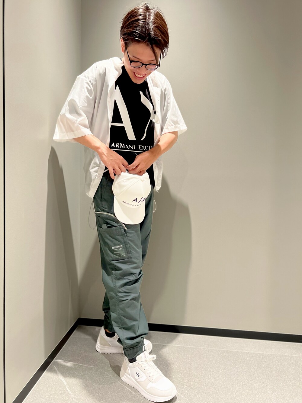 「アルマーニエクスチェンジ、armaniexchange、AXchanger、AXchange、カーゴパンツ、白シャツ、半袖シャツ、白スニーカー、オーバーサイズ、カジュアルコーデ、シャツスタイル、シンプルコーデ、夏、キャップ、メガネ男子」｜「ARMANI EXCHANGEの【A|X アルマーニ エクスチェンジ】A|Xロゴ　ポリエステル半袖シャツ/OVER（シャツ/ブラウス、ホワイト系）」を使った、ゆーきさん（メンズ・169cm）の夏コーディネートの1枚目の写真