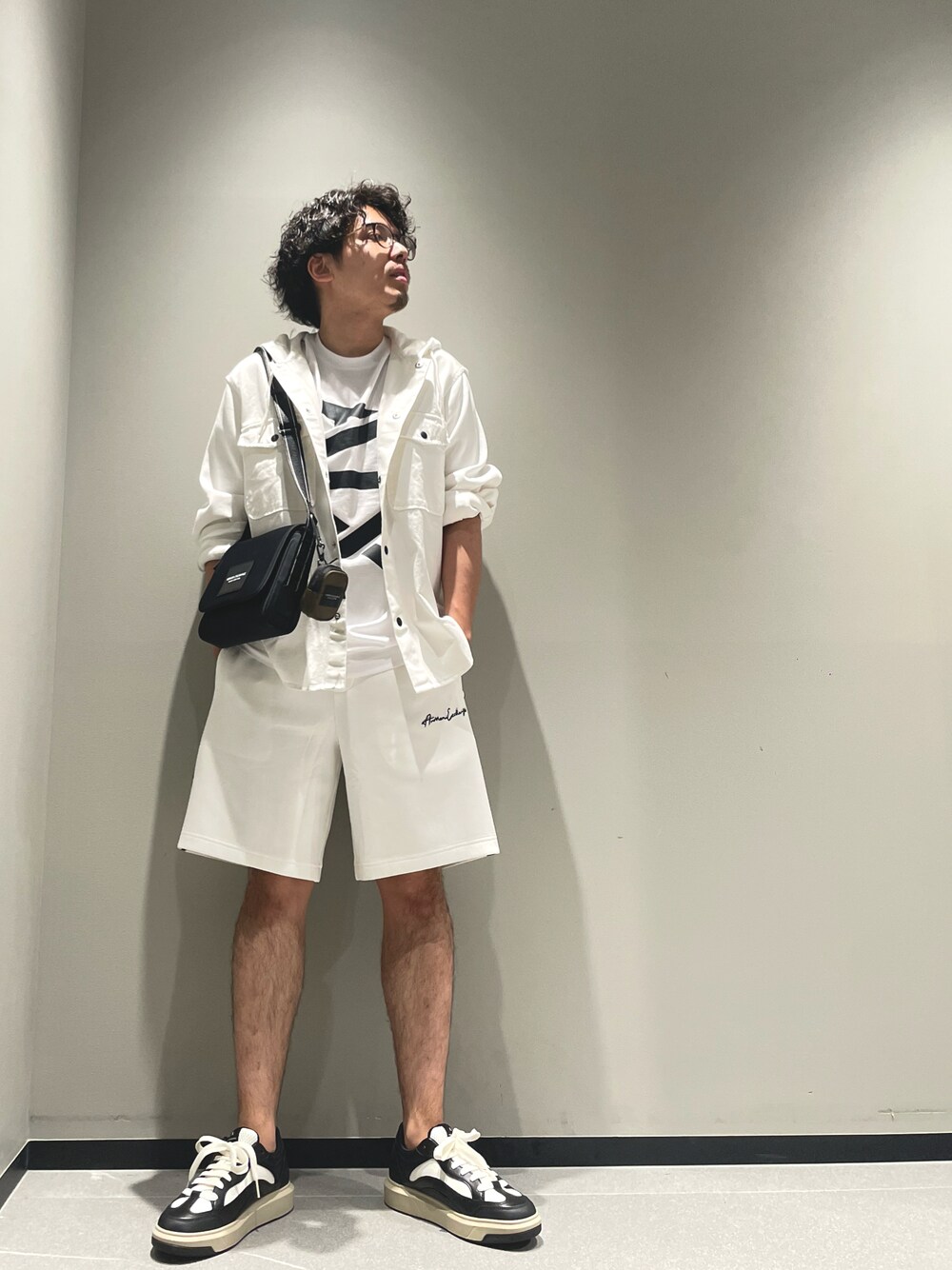 「アルマーニエクスチェンジ、armaniexchange、AXchanger、AXchange、低身長、メガネ男子、デニムジャケット、Tシャツ、ショートパンツ、スニーカー、ホワイトコーデ、カジュアルコーデ、ビッグシルエット、秋コーデ、シンプルコーデ」｜「ARMANI EXCHANGEの【A|X アルマーニ エクスチェンジ】A|Xロゴ　半袖クルーネックTシャツ/REGULAR（Tシャツ/カットソー、ホワイト系）」を使った、ゆーきさん（メンズ・170cm）の秋コーディネートの1枚目の写真