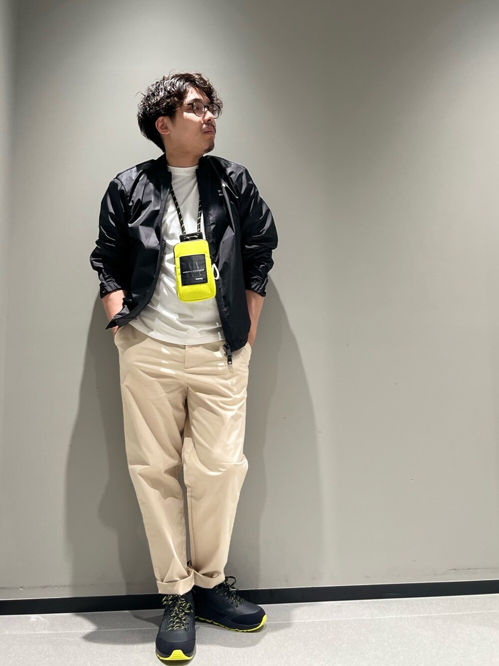 「アルマーニエクスチェンジ、armaniexchange、AXchanger、AXchange、メガネ男子、スニーカー、モノトーン、春アウター、カラーパンツ、スポーツミックス、春コーデ、レイヤードスタイル、お出かけコーデ、ショルダーバッグ、ビッグシルエット」｜「ARMANI EXCHANGEの【A|X アルマーニ エクスチェンジ】AXロゴ　ナイロンブルゾン（ブルゾン、ブラック系）」を使った、ゆーきさん（メンズ・170cm）の春コーディネートの1枚目の写真