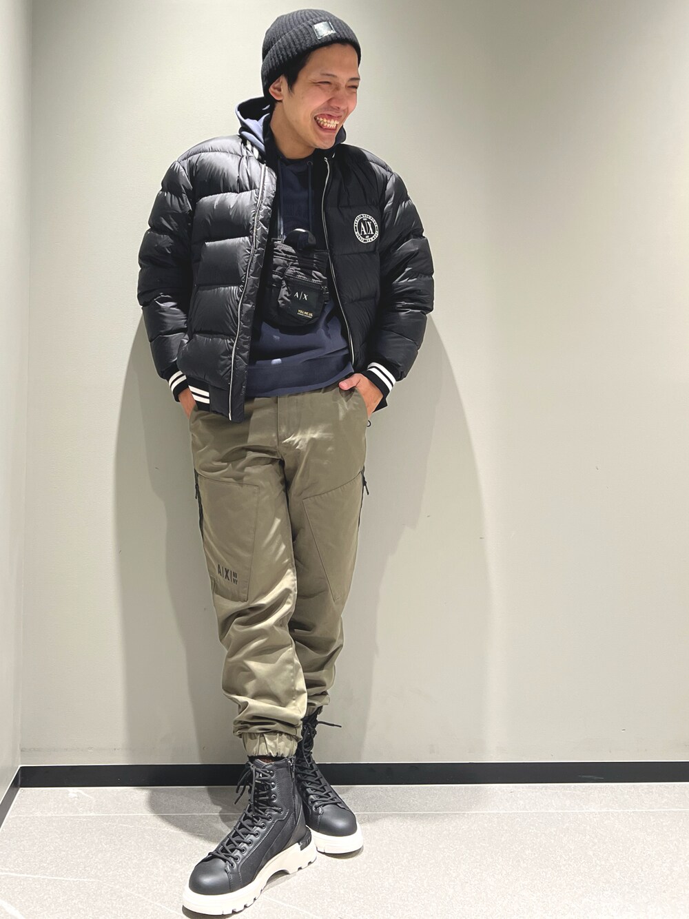 「アルマーニエクスチェンジ、armaniexchange、AXchange、AXchanger、WelcomeARMANI、ARMANIworld、低身長、カーゴパンツ、ブーツ、パーカー、ダウンジャケット、ストリート、休日スタイル、シンプル、冬コーデ」｜「ARMANI EXCHANGEの【A|X アルマーニ エクスチェンジ】リアルダウンジャケット（ダウンジャケット/コート、ブラック系）」を使った、ゆーきさん（メンズ・169cm）の秋コーディネートの1枚目の写真