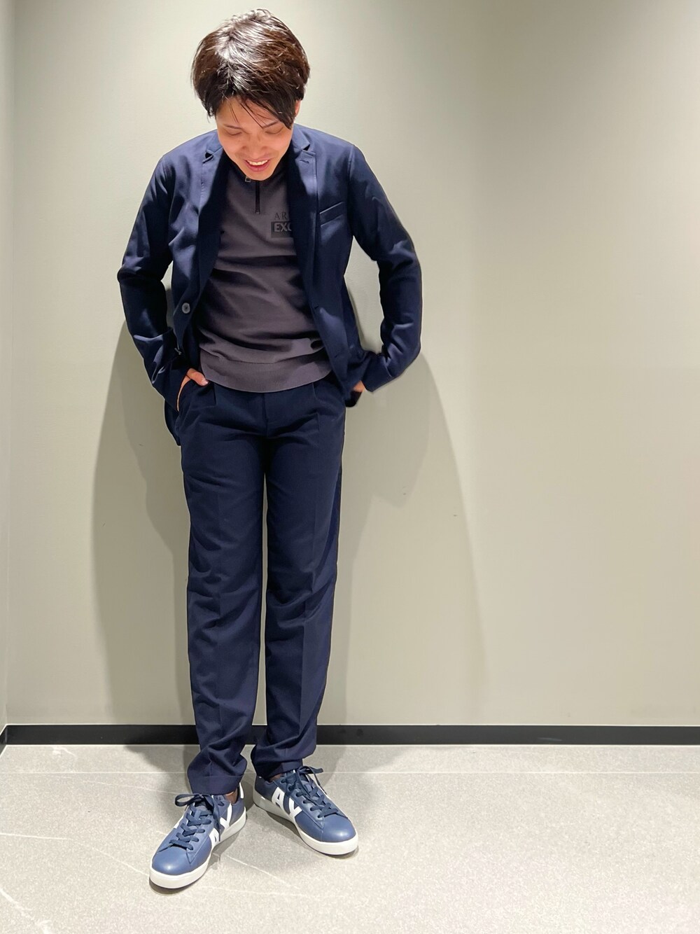 「AXchanger、armaniexchange、アルマーニエクスチェンジ、AXchange、メガネ男子、低身長、大人カジュアル、スニーカーコーデ、秋のコーデ、きれいめカジュアル、シンプル、ネイビー、セットアップ、ニット、ジャケット」｜「ARMANI EXCHANGEの【A|X アルマーニ エクスチェンジ】テーラードジャケット（テーラードジャケット、ブルー系）」を使った、ゆーきさん（メンズ・169cm）の秋コーディネートの1枚目の写真