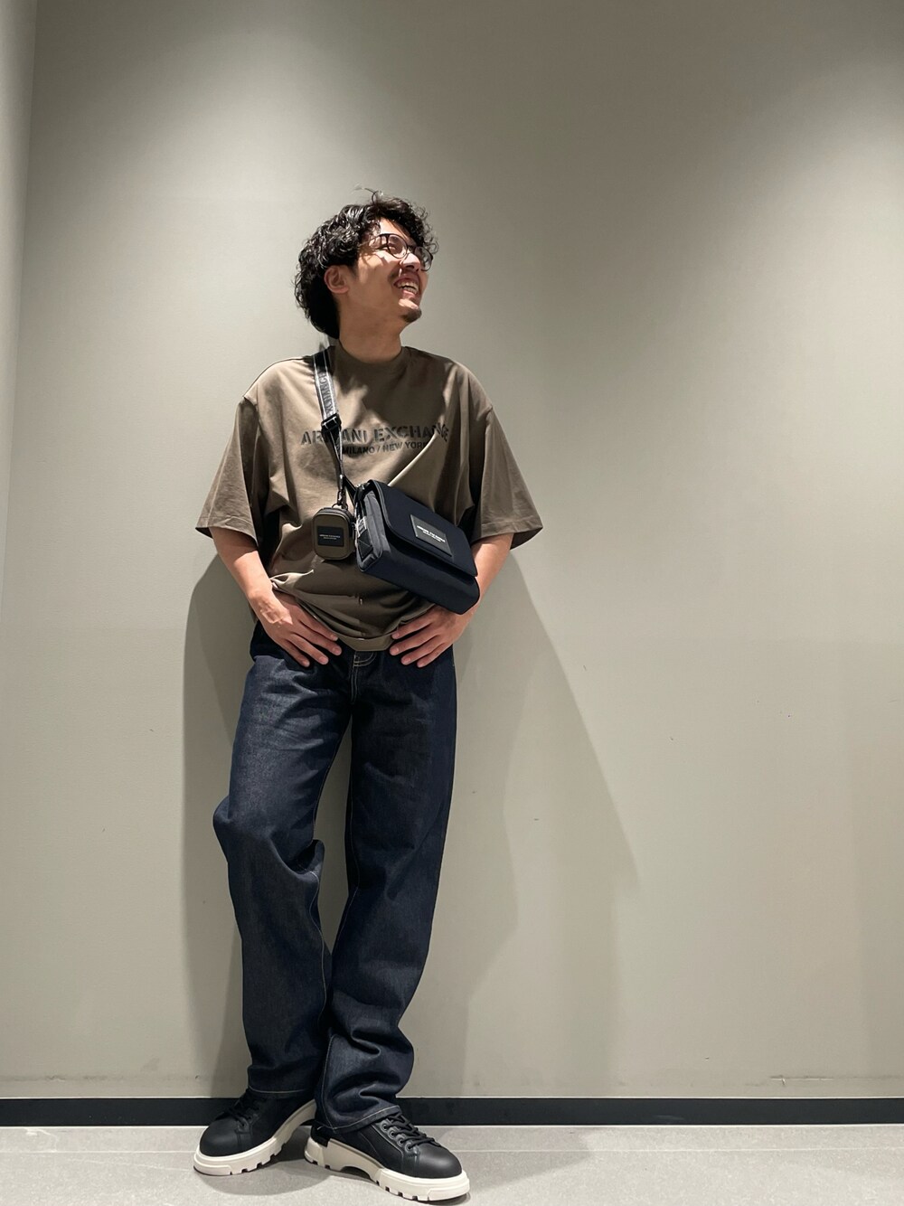 「アルマーニエクスチェンジ、armaniexchange、AXchanger、AXchange、メガネ男子、低身長、Tシャツ、デニム、ワイドパンツ、ボディバッグ、オーバーサイズ、シンプルコーデ、カジュアルコーデ、デニムコーデ、休日コーデ」｜「ARMANI EXCHANGEの【A|X アルマーニ エクスチェンジ】AXロゴ　半袖クルーネックTシャツ/OVER（Tシャツ/カットソー、ブラウン系）」を使った、ゆーきさん（メンズ・170cm）の夏コーディネートの1枚目の写真