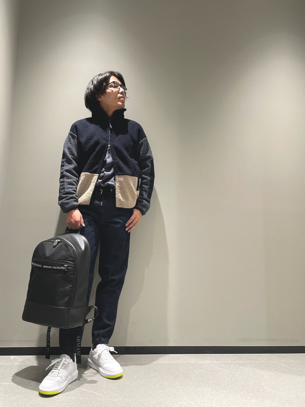 「アルマーニエクスチェンジ、armaniexchange、AXchanger、AXchange、WelcomeARMANI、メガネ男子、低身長、ラフ、フリース、リュック、ベージュ、スニーカーコーデ、休日スタイル、シンプル、カジュアルコーデ」｜「ARMANI EXCHANGEの【A|X アルマーニ エクスチェンジ】カラーブロック　フリーストップス（ブルゾン、ブルー系）」を使った、ゆーきさん（メンズ・169cm）の冬コーディネートの1枚目の写真