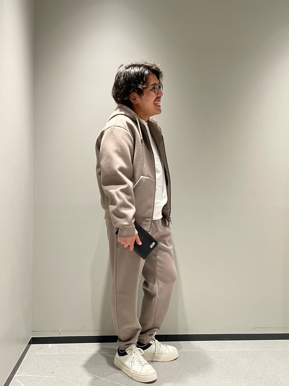 「アルマーニエクスチェンジ、armaniexchange、AXchanger、メガネ男子、低身長、フーディー、スウェット、スウェットパンツ、ベージュ、スニーカー、セットアップ、ラクチンコーデ、冬コーデ、カジュアル、ビッグシルエット」｜「ARMANI EXCHANGEの【A|X アルマーニ エクスチェンジ】AL ロゴパッチ　スウェットジョガーパンツ（EC限定カラー含）（スウェットパンツ、ベージュ系）」を使った、ゆーきさん（メンズ・170cm）の冬コーディネートの1枚目の写真