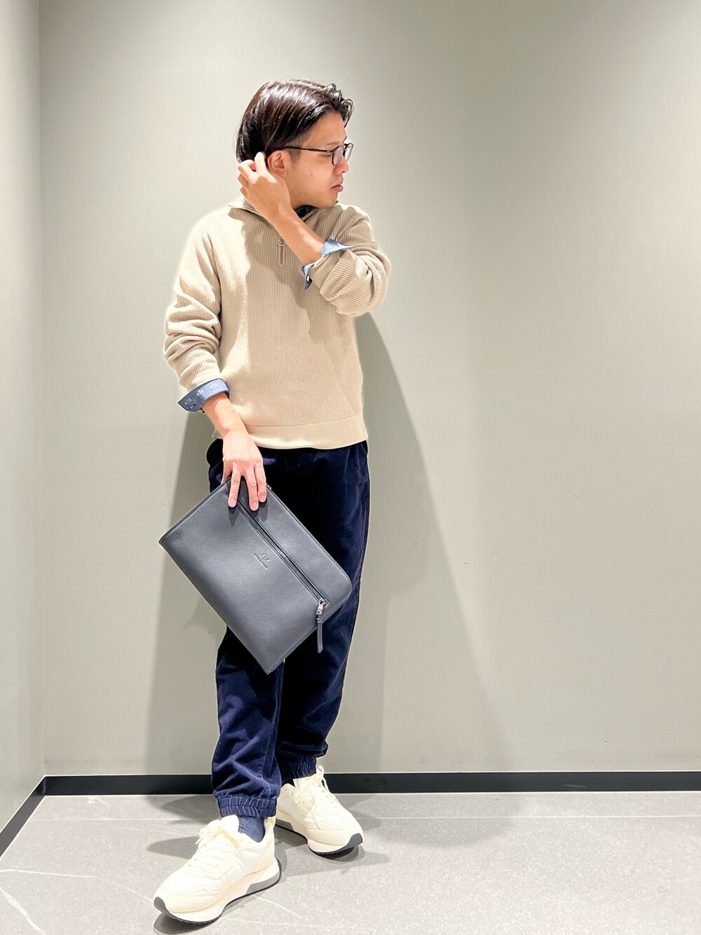 「armaniexchange、アルマーニエクスチェンジ、AXchange、AXchanger、メガネ男子、ビックシルエット、きれいめカジュアル、ベージュ、シャツスタイル、ニット、スニーカー、デニムシャツ、WelcomeARMANI、ARMANIworld、休日コーデ」｜「ARMANI EXCHANGEの【A|X アルマーニ エクスチェンジ】ハーフジップ　ハイネックニットプルオーバー（ニット/セーター、ベージュ系）」を使った、ゆーきさん（メンズ・169cm）の秋コーディネートの1枚目の写真