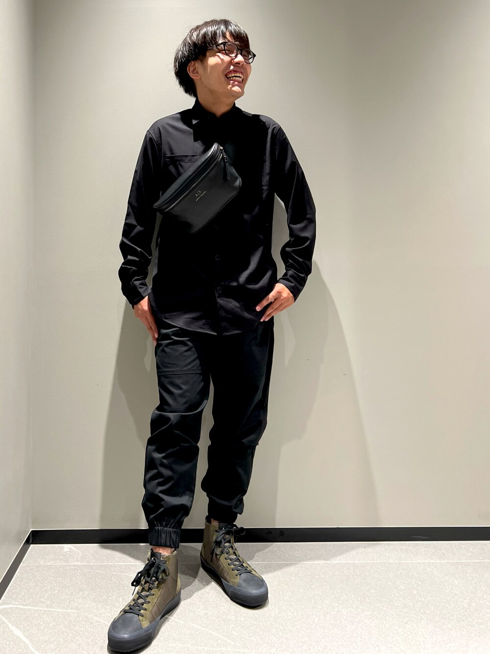 「アルマーニエクスチェンジ、armaniexchange、AXchanger、AXchange、スニーカーコーデ、ブラックコーデ、オーバーサイズ、シンプル、シャツスタイル、モード、ブラック、メガネ男子、低身長、シャツ、スニーカー」｜「ARMANI EXCHANGEの【A|X アルマーニ エクスチェンジ】ウール混　長袖シャツ（シャツ/ブラウス、ブラック系）」を使った、ゆーきさん（メンズ・169cm）の夏コーディネートの1枚目の写真