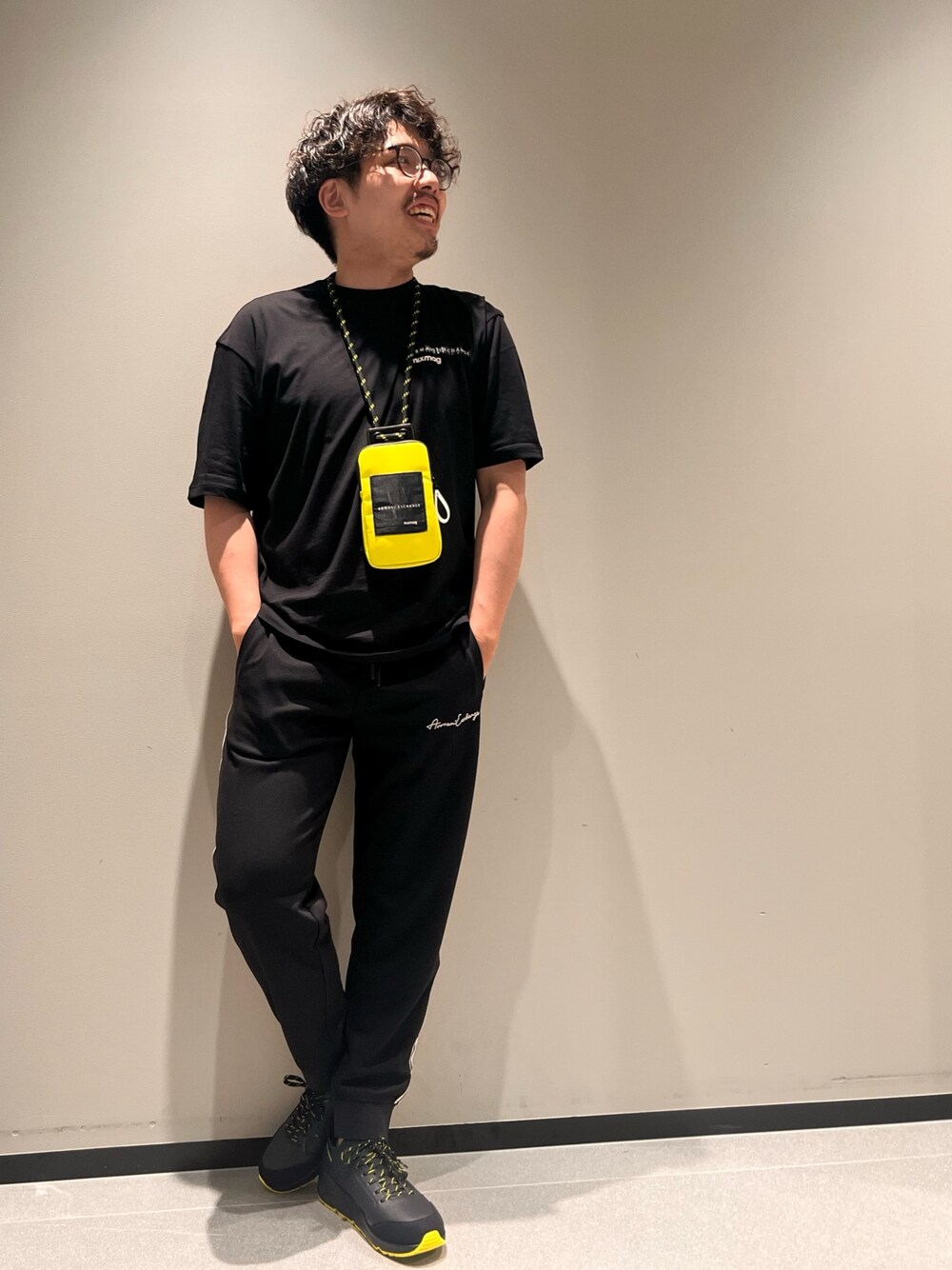 「アルマーニエクスチェンジ、armaniexchange、AXchanger、AXchange、メガネ男子、スニーカー、モノトーン、ショルダーバッグ、ブラック、スポーツミックス、スウェットパンツ、夏コーデ、お出かけコーデ、ワントーンコーデ、低身長」｜「ARMANI EXCHANGEの【A|X アルマーニ エクスチェンジ】AXロゴ　半袖クルーネックTシャツ/COMFORT（Tシャツ/カットソー、ブラック系）」を使った、ゆーきさん（メンズ・170cm）の夏コーディネートの1枚目の写真