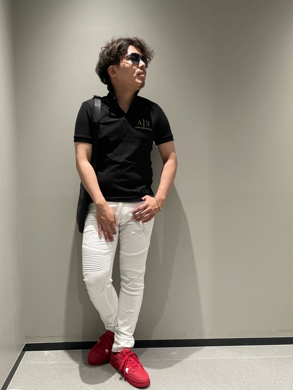 「アルマーニエクスチェンジ、armaniexchange、AXchanger、AXchange、サングラス、低身長、ポロシャツ、デニム、スニーカー、夏コーデ、大人カジュアル、休日スタイル、モノトーン、シンプル、赤」｜「ARMANI EXCHANGEの【A|X アルマーニ エクスチェンジ】AXロゴ　半袖ポロシャツ/REGULAR（ポロシャツ、ブラック系）」を使った、ゆーきさん（メンズ・170cm）の夏コーディネートの1枚目の写真
