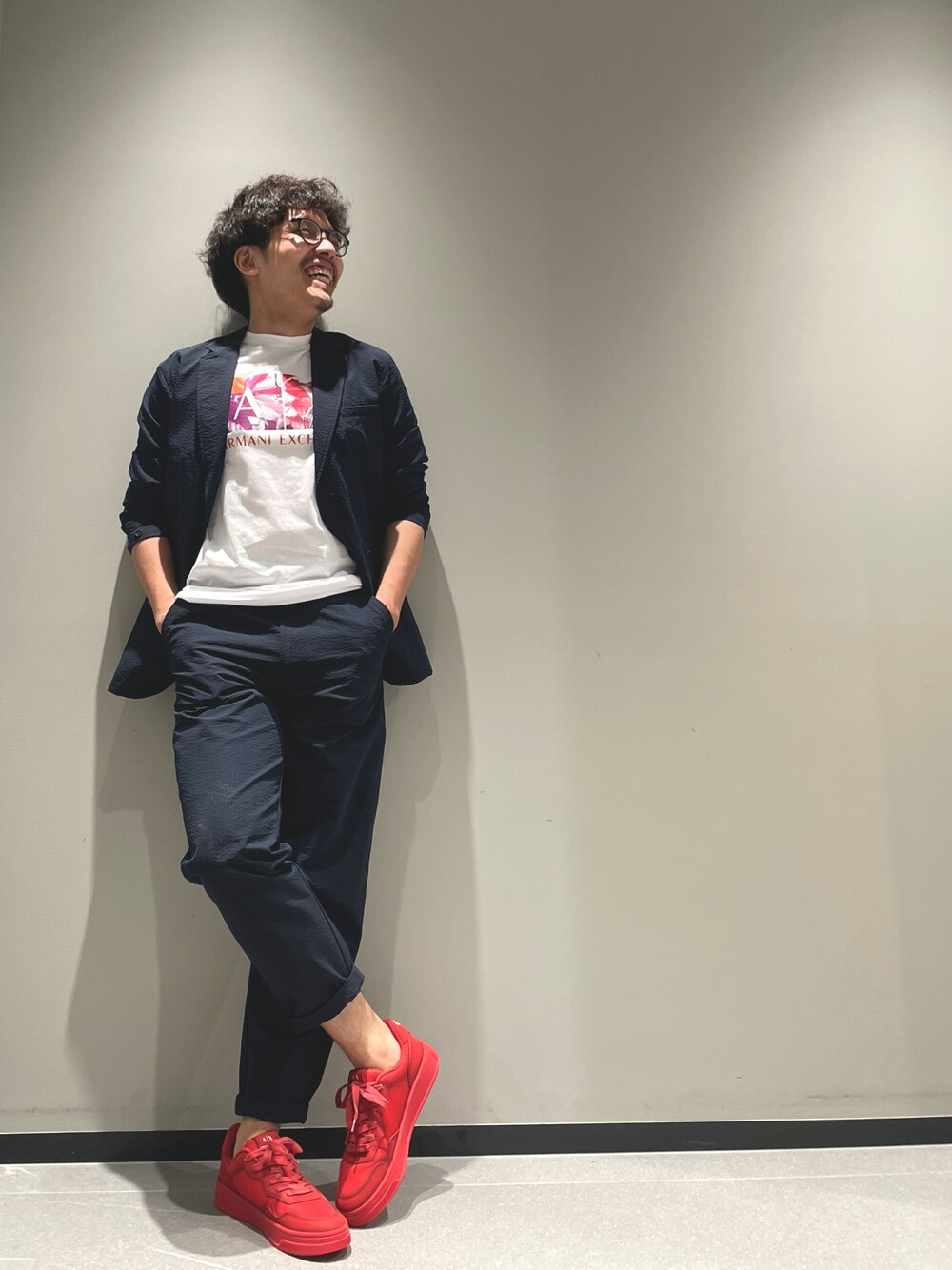 ブルー系のテーラードジャケット、ホワイト系のTシャツ/カットソー、ブルー系のチノパンツを着用したメンズの春コーディネートの1枚目の写真