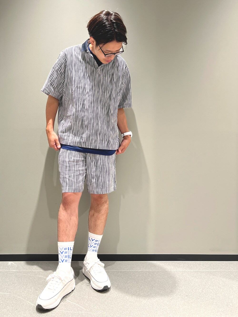 「AXchanger、アルマーニエクスチェンジ、armaniexchange、メガネ男子、低身長コーデ、ネイビー、オーバーサイズ、スニーカー、ショートパンツ、セットアップ、スニーカーコーデ、カジュアル、ストライプ、夏コーデ、シンプル」｜「ARMANI EXCHANGEの【A|X アルマーニ エクスチェンジ】ストライプ柄　ハーフボタン　プルオーバー半袖シャツ/LOOSE（シャツ/ブラウス、ブルー系）」を使った、ゆーきさん（メンズ・169cm）の夏コーディネートの1枚目の写真