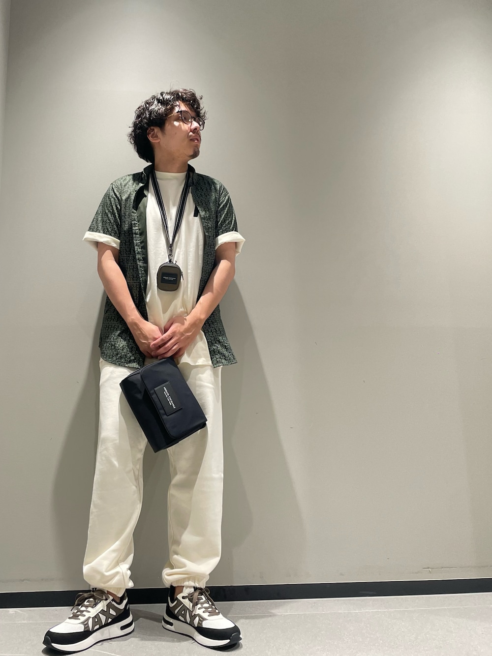 「アルマーニエクスチェンジ、armaniexchange、AXchanger、AXchange、メガネ男子、低身長、Tシャツ、スウェット、スニーカー、ラフ、カジュアル、夏コーデ、みんなの白Tフェス、オーバーサイズ、シンプル」｜「ARMANI EXCHANGEの【A|X アルマーニ エクスチェンジ】オールオーバーロゴ　半袖シャツ/SLIM（シャツ/ブラウス、グリーン系）」を使った、ゆーきさん（メンズ・170cm）の夏コーディネートの1枚目の写真