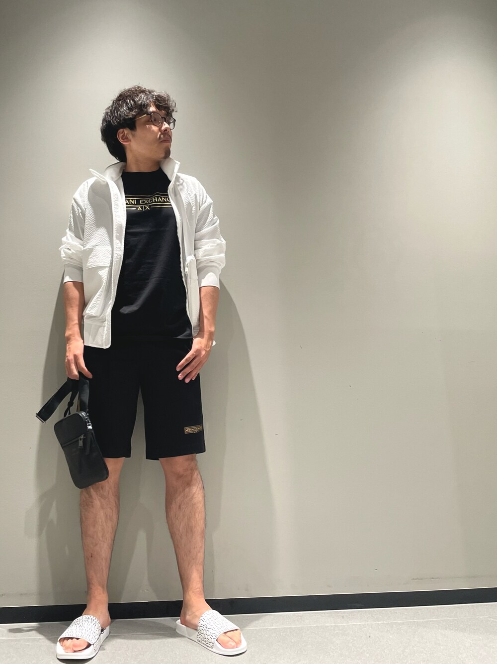 「アルマーニエクスチェンジ、armaniexchange、AXchanger、AXchange、メガネ男子、低身長、ブルゾン、Tシャツ、ショートパンツ、サンダル、夏コーデ、モノトーン、カジュアル、休日スタイル、ラフ」｜「ARMANI EXCHANGEの【A|X アルマーニ エクスチェンジ】シアサッカー　ウインドブレーカー（ナイロンジャケット、ホワイト系）」を使った、ゆーきさん（メンズ・170cm）の夏コーディネートの1枚目の写真