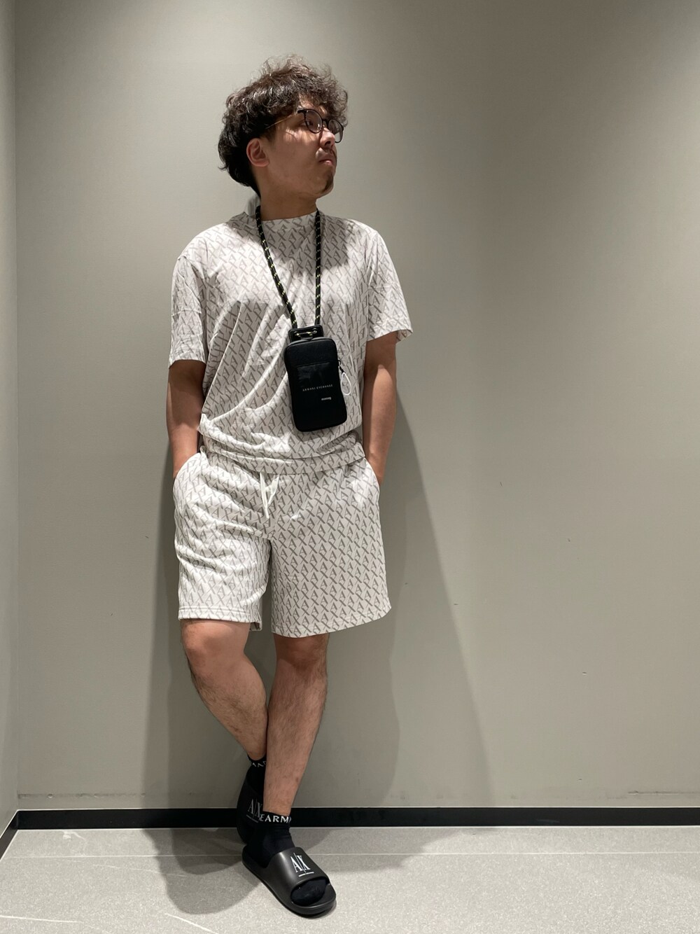 ARMANI EXCHANGE ロゴ フラット シャワーサンダル ユニセックス ARMANI EXCHANGE ロゴ フラット シャワーサンダル ユニセックス