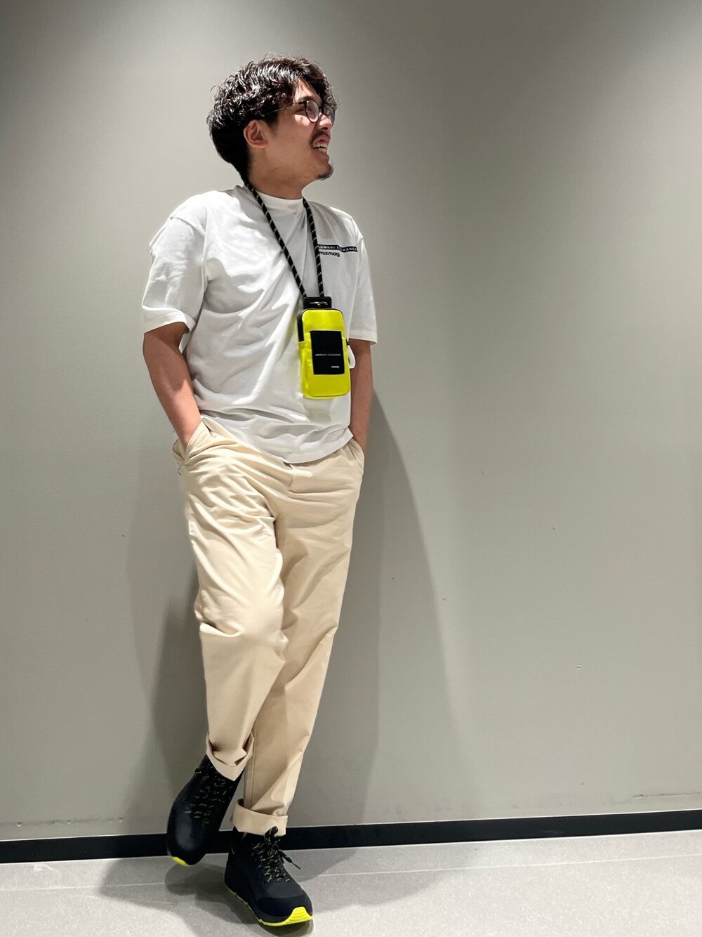 「スニーカー、armaniexchange、アルマーニエクスチェンジ、AXchanger、AXchange、メガネ男子、低身長、ロゴT、夏コーデ、ショルダーバッグ、大人カジュアル、お出かけコーデ、カラーパンツ、ストリート、ビッグシルエット」｜「ARMANI EXCHANGEの【A|X アルマーニ エクスチェンジ】AXロゴ　半袖クルーネックTシャツ/COMFORT（Tシャツ/カットソー、ホワイト系）」を使った、ゆーきさん（メンズ・170cm）の春コーディネートの1枚目の写真