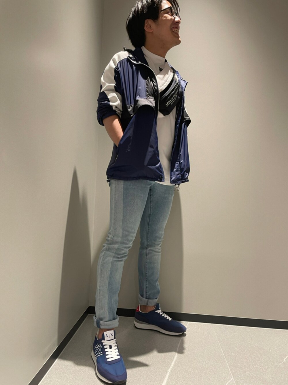 「アルマーニエクスチェンジ、armaniexchange、AXchange、AXchanger、低身長コーデ、メガネ男子、春夏コーデ、ブルー x ホワイト、ナイロンブルゾン、白Tシャツ、パーカー、デニム、オーバーサイズ、スポーツミックス、ラフコーデ」｜「ARMANI EXCHANGEの【A|X アルマーニ エクスチェンジ】カラーブロックデザイン　ジップアップ　フーディナイロンジャケット（リサイクルナイロン）（ブルゾン、ブルー系）」を使った、ゆーきさん（メンズ・169cm）の春コーディネートの1枚目の写真