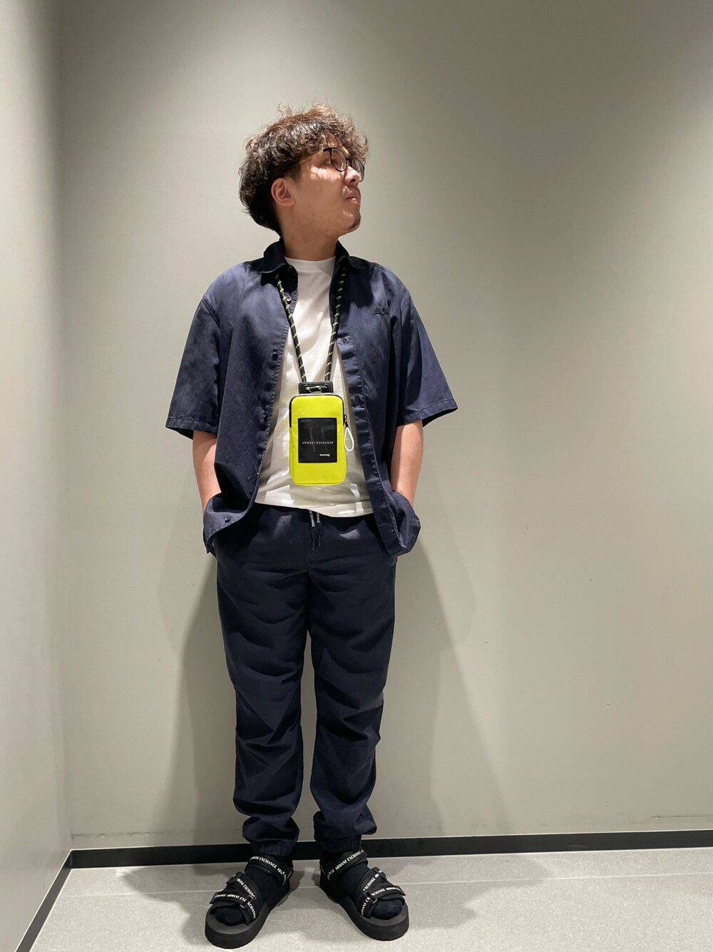 「アルマーニエクスチェンジ、armaniexchange、AXchanger、AXchange、メガネ男子、低身長、セットアップ、休日スタイル、白Tシャツ、サンダル、きれいめカジュアル、ネイビー、大人コーデ、夏コーデ、フェスコーデ」｜「ARMANI EXCHANGEの【A|X アルマーニ エクスチェンジ】スリーブロゴ　半袖クルーネックTシャツ/REGULAR +（EC限定カラー含）（Tシャツ/カットソー、ホワイト系）」を使った、ゆーきさん（メンズ・170cm）の夏コーディネートの1枚目の写真