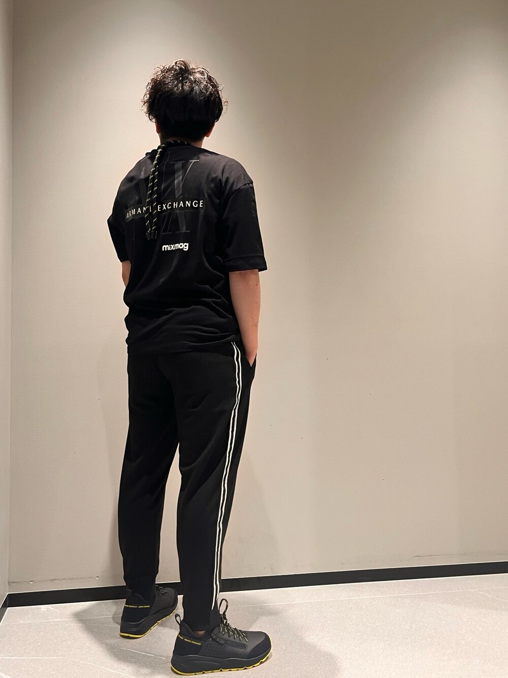 「アルマーニエクスチェンジ、スニーカー、AXchanger、AXchange、armaniexchange、メガネ男子、デートコーデ、ブラック、スポーツミックス、モノトーン、ロゴT、お出かけコーデ、大人カジュアル、春コーデ、ビッグシルエット」｜「ARMANI EXCHANGEの【A|X アルマーニ エクスチェンジ】AXロゴ　ストラップ付き小物入れ/ポーチ（ポーチ、イエロー系）」を使った、ゆーきさん（メンズ・170cm）の春コーディネートの1枚目の写真
