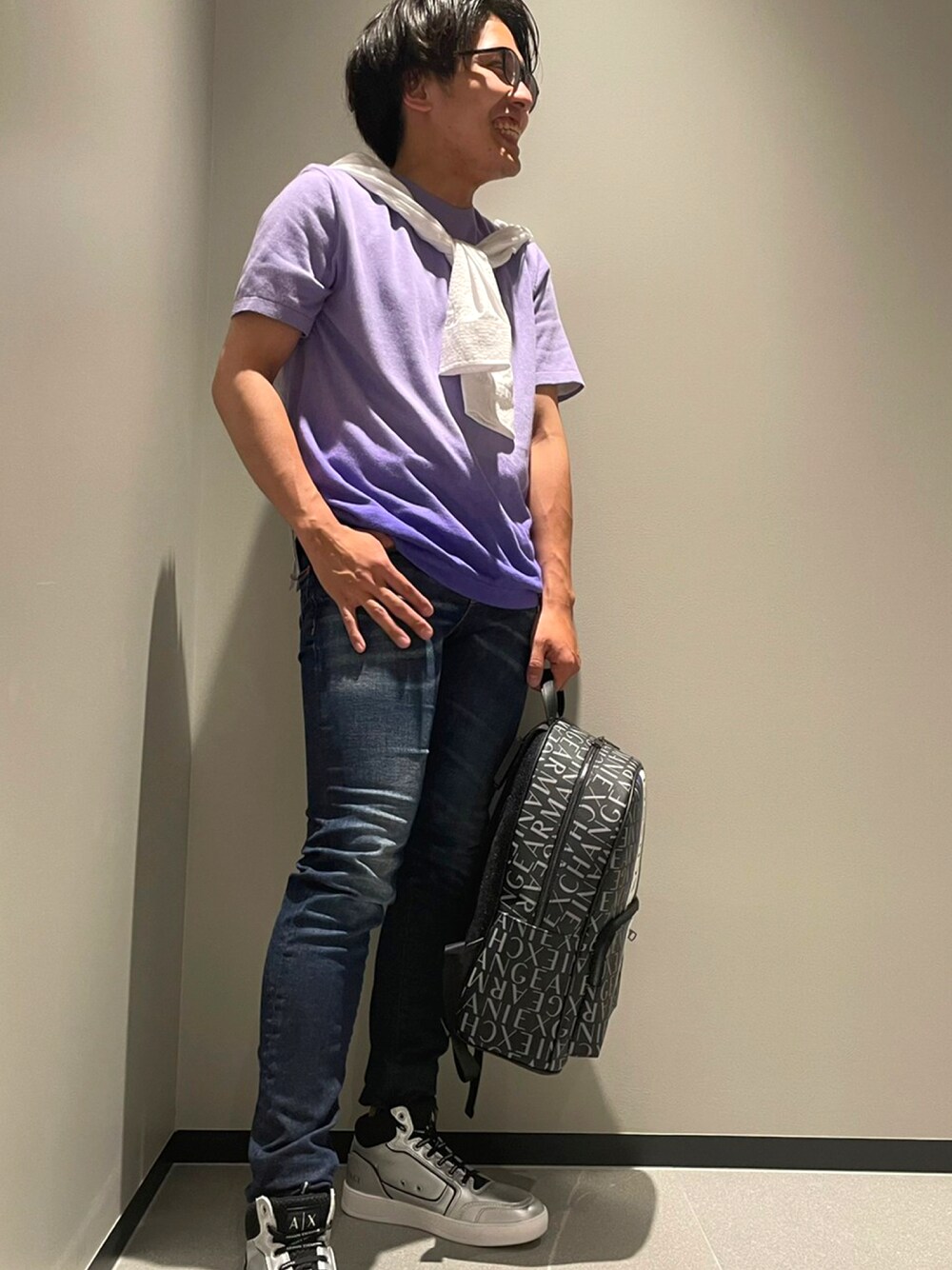 「アルマーニエクスチェンジ、armaniexchange、AXchange、AXchanger、低身長コーデ、メガネ男子、春夏コーデ、パープル×ネイビー、サマーニット、デニム、シアサッカー、シンプル、シャツコーデ、オトナカジュアル、きれいめカジュアル」｜「ARMANI EXCHANGEの【A|X アルマーニ エクスチェンジ】シャドーストライプ柄　シアサッカー長袖シャツ/REGULAR（シャツ/ブラウス、ホワイト系）」を使った、ゆーきさん（メンズ・169cm）の春コーディネートの1枚目の写真