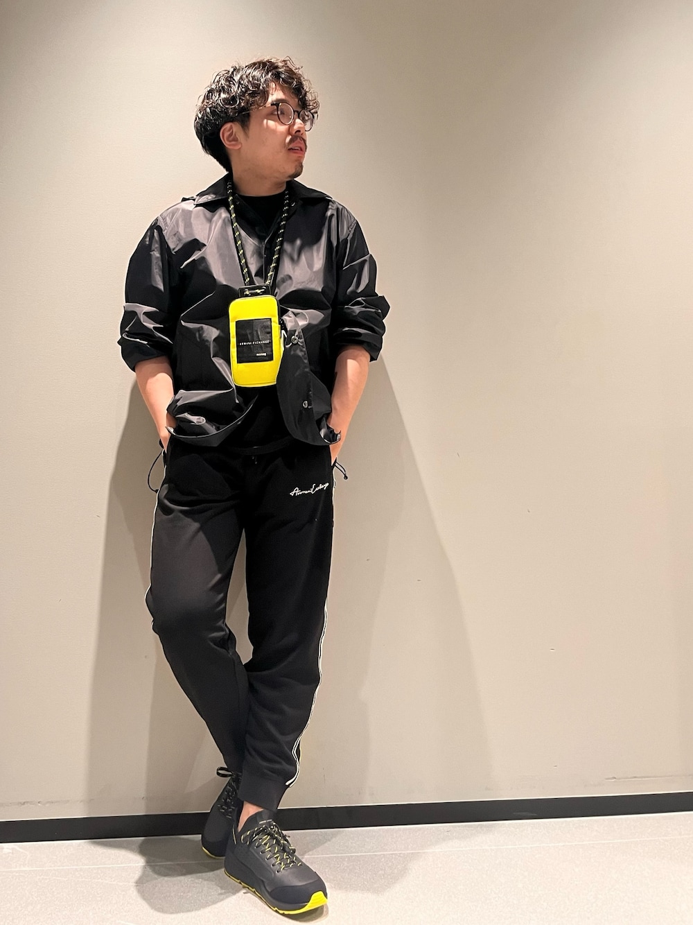 「スニーカー、アルマーニエクスチェンジ、AXchanger、AXchange、armaniexchange、大人カジュアル、メガネ男子、モノトーン、春アウター、お出かけコーデ、スポーツミックス、ショルダーバッグ、スウェット、ストリート、春服みてみて」｜「ARMANI EXCHANGEの【A|X アルマーニ エクスチェンジ】AXロゴ　半袖クルーネックTシャツ/COMFORT（Tシャツ/カットソー、ブラック系）」を使った、ゆーきさん（メンズ・170cm）の春コーディネートの1枚目の写真
