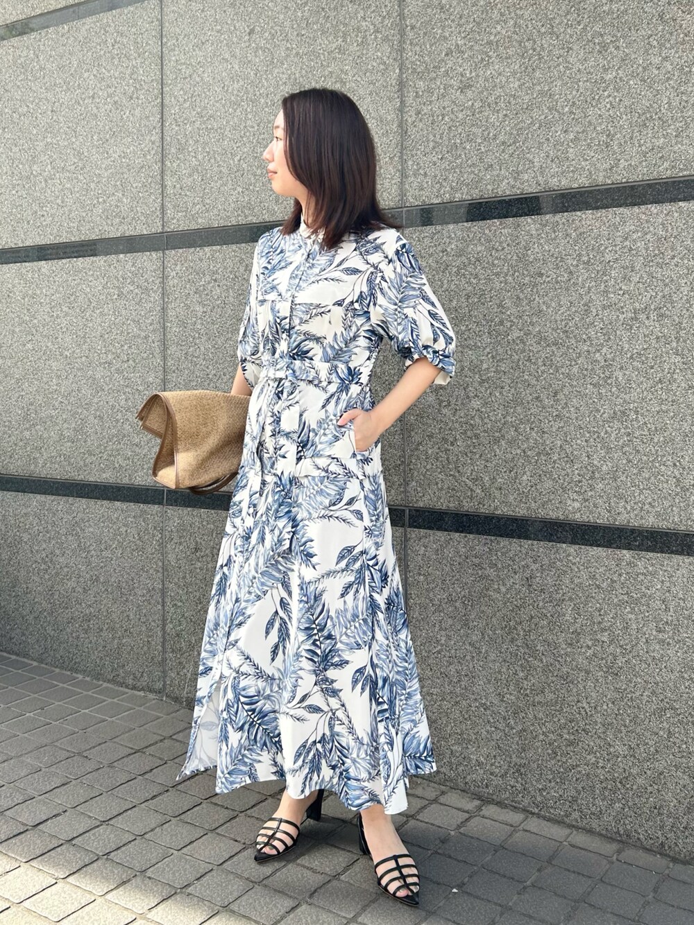 「春服、春服デビュー宣言、休日スタイル、お出かけコーデ、きれいめカジュアル、ワンピース、夏コーデ、旅行、プリントワンピース」｜「allurevilleの＜予約＞リーフプリントターンアップタックワンピース（シャツワンピース、ホワイト系）」を使った、Takagi.Yさん（骨格ウェーブ・レディース・159cm）の春コーディネートの1枚目の写真
