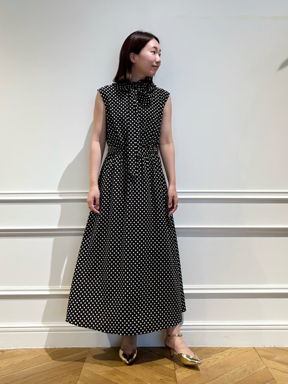 「おでかけコーデ、ワンピース、フォーマル、ボウタイ、ドット、フェミニン、大人かわいい、モノトーン」｜「LOULOU WILLOUGHBYの【LOULOU WILLOUGHBY】デシンドットノースリーブワンピース（ワンピース、ブラック系）」を使った、Takagi.Yさん（骨格ウェーブ・レディース・159cm）の夏コーディネートの1枚目の写真
