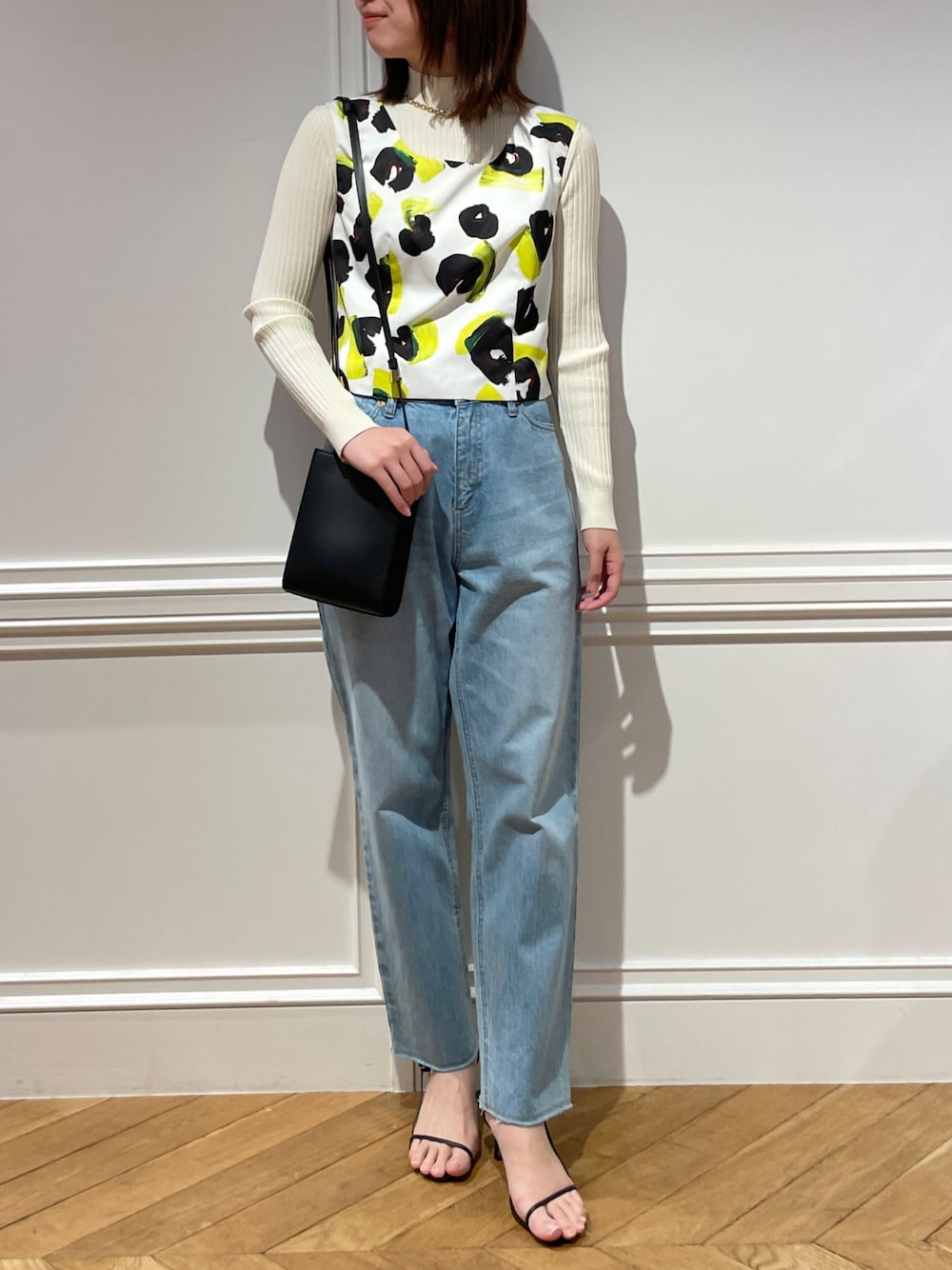 ブルー系のデニムパンツ、ブルー系のデニムパンツ、グリーン系のニット/セーターを着用したレディースの冬コーディネートの1枚目の写真