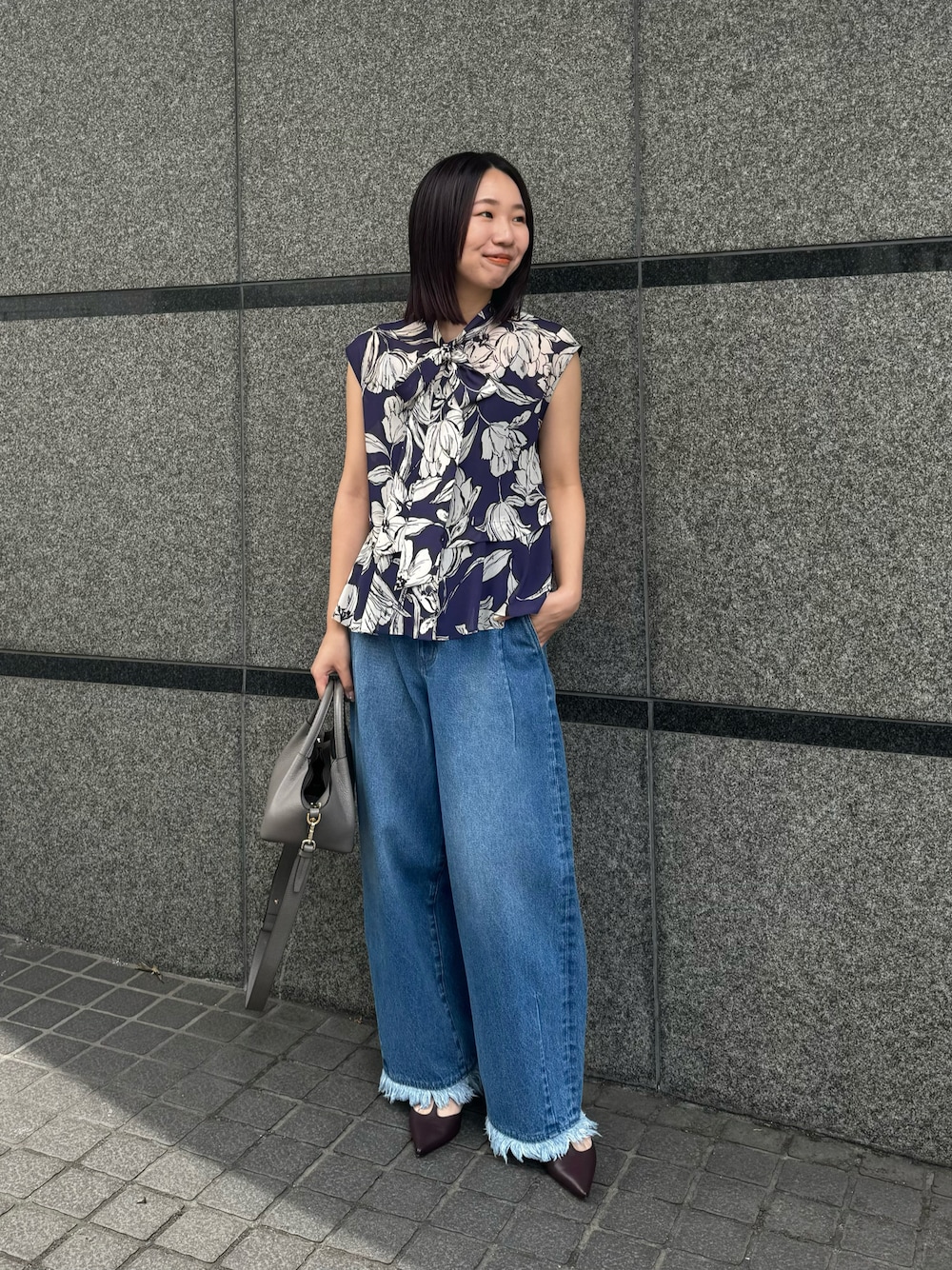 ブルー系のシャツ/ブラウス、ブルー系のデニムパンツ、グレー系のショルダーバッグを着用したレディースの夏コーディネートの1枚目の写真