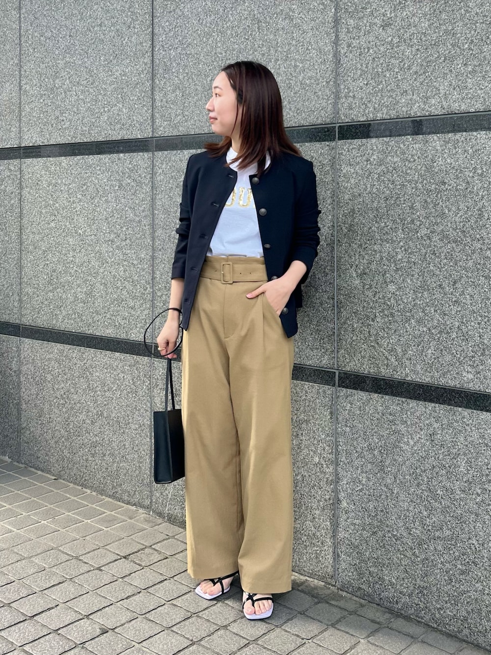「カジュアル、休日スタイル、春夏コーデ、ラクチンコーデ、オトナ女子、カジュアルスタイル、きれいめカジュアル、オフィスカジュアル、ジャケット、スラックス、いまどきジャケット写真」｜「allurevilleのシェルタリングビッグバックルパンツ（その他パンツ、ベージュ系）」を使った、Takagi.Yさん（骨格ウェーブ・レディース・159cm）の春コーディネートの1枚目の写真