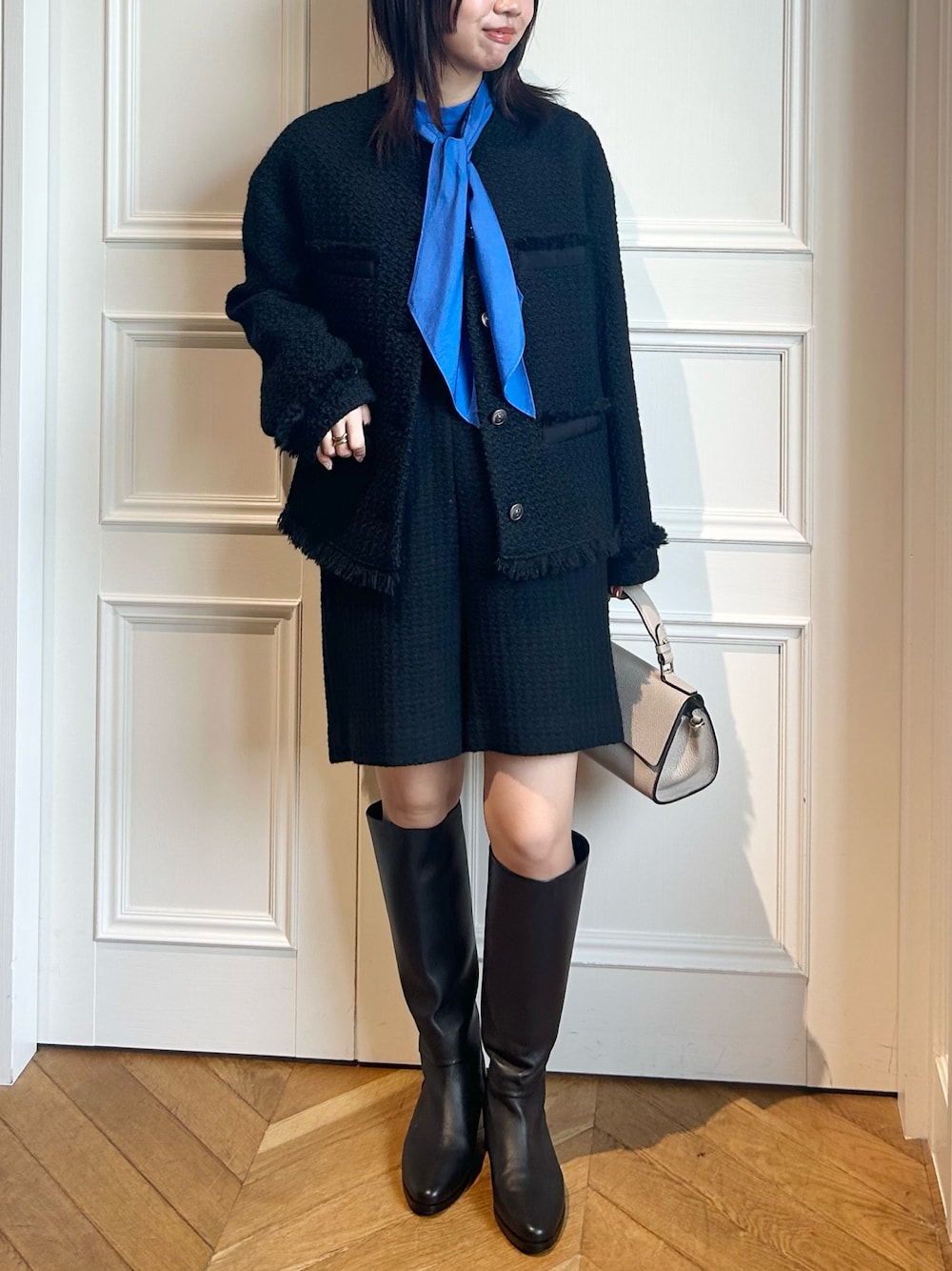 「オトナカジュアル、秋服、大人可愛い、きれいめコーデ、セットアップ、セットアップ風、ツイードジャケット、オールインワン、コンビネゾン、30代コーデ」｜「allurevilleの＜予約＞スカーフネックブラウス（シャツ/ブラウス、ブルー系）」を使った、Takagi.Yさん（骨格ウェーブ・レディース・160cm）の秋コーディネートの1枚目の写真
