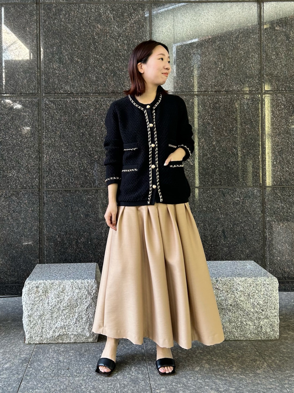 「シンプル、大人女子、大人かわいい、キレイめ、大人コーデ、きれいめカジュアル、骨格ウェーブ、フレアスカート、タックスカート」｜「LOULOU WILLOUGHBYの＜予約＞【LOULOU WILLOUGHBY】ジップアップタックスカート（スカート、ベージュ系）」を使った、Takagi.Yさん（骨格ウェーブ・レディース・159cm）の冬コーディネートの1枚目の写真