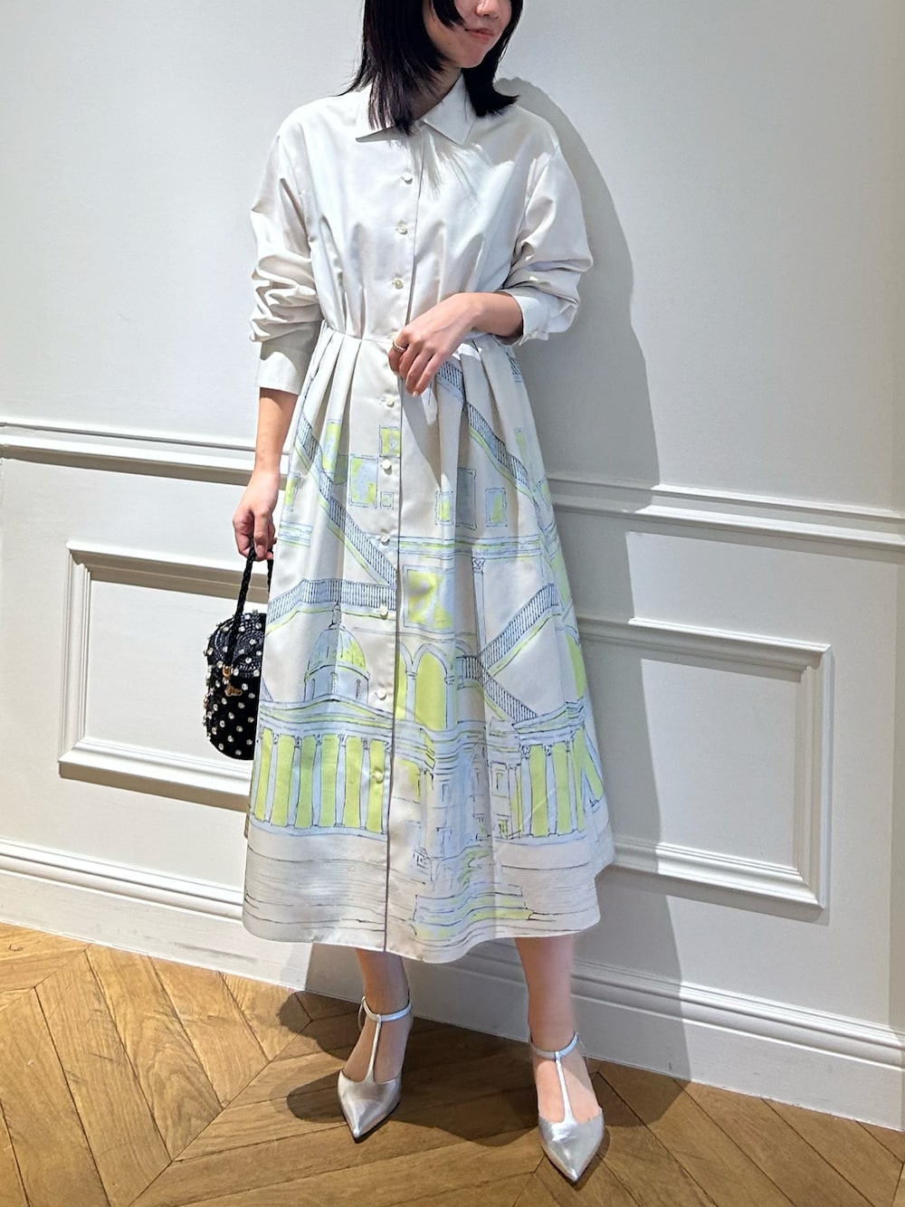 「LOULOU WILLOUGHBYの【LOULOU WILLOUGHBY】カテドラルプリントワンピース（シャツワンピース、ベージュ系）」を使った、Takagi.Yさん（骨格ウェーブ・レディース・159cm）の冬コーディネートの1枚目の写真