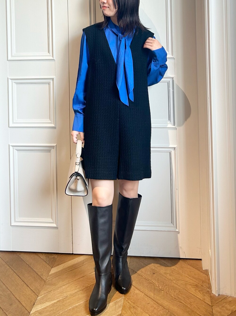 「オトナカジュアル、休日スタイル、大人可愛い、大人女子、きれいめコーデ、30代コーデ、通勤コーデ、ブラック、ショートパンツ、コンビネゾン、サロペット、ロングブーツ」｜「allurevilleの＜予約＞スカーフネックブラウス（シャツ/ブラウス、ブルー系）」を使った、Takagi.Yさん（骨格ウェーブ・レディース・160cm）の秋コーディネートの1枚目の写真