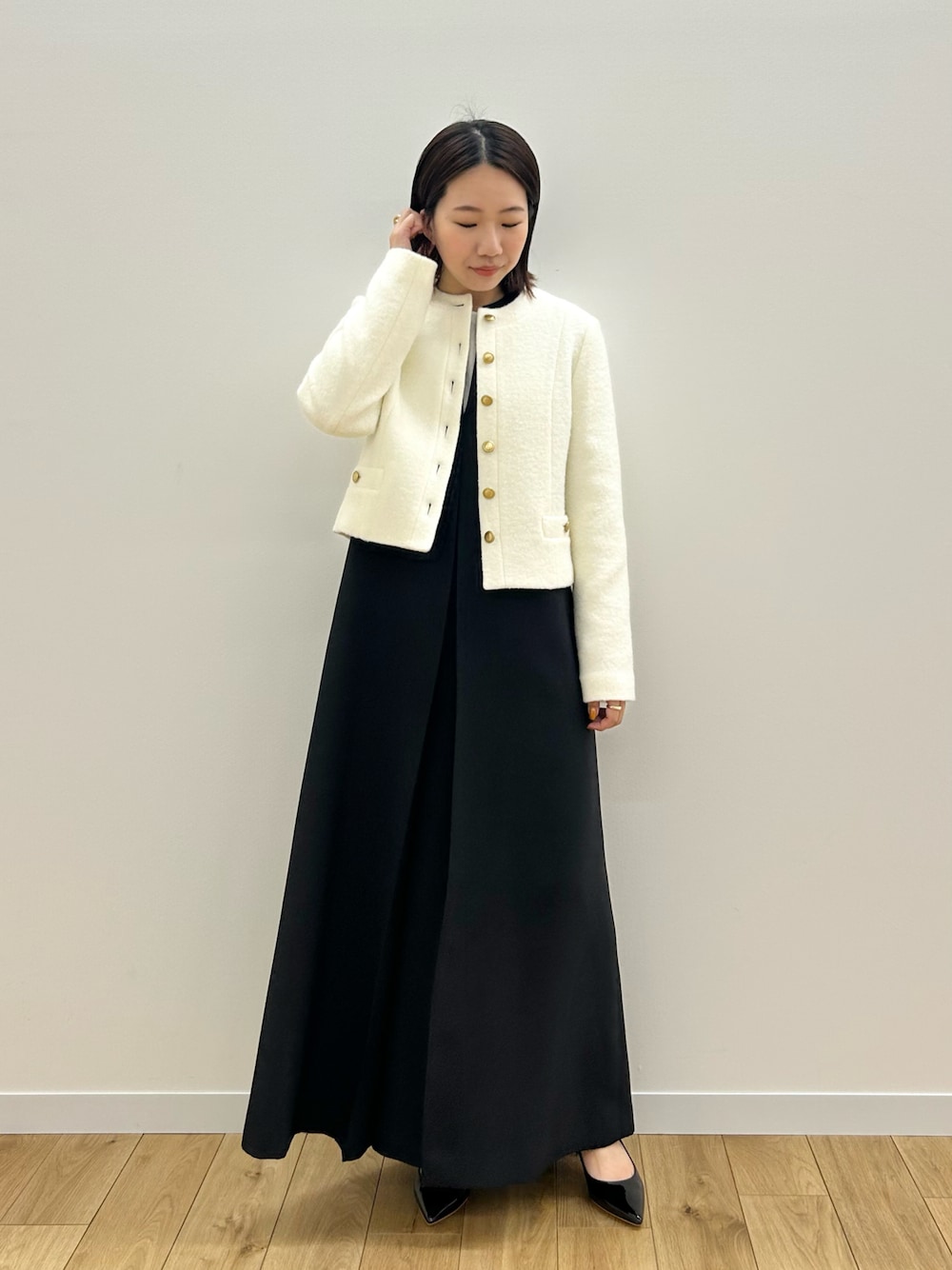 「ファッションを楽しもう、オトナカジュアル、お出かけコーデ、大人可愛い、モノトーンコーデ、シンプルコーデ、キレイめ、ジャケットスタイル、ジャケット、オフィスカジュアル、きれいめカジュアル、ショート丈」｜「allurevilleの＜予約＞ブークレショートジャケット（ノーカラージャケット、ホワイト系）」を使った、Takagi.Yさん（骨格ウェーブ・レディース・159cm）の秋コーディネートの1枚目の写真