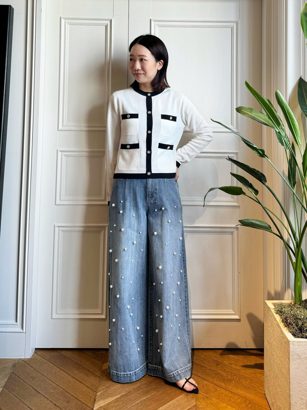 「春夏コーデ、きれいめカジュアル、パンツコーデ、大人女子、大人かわいい、フェミニン、カーディガン、バイカラー、通勤コーデ、オフィスカジュアル、OLコーデ」｜「LOULOU WILLOUGHBYの【LOULOU WILLOUGHBY】ブリーズィミラン4ポケットカーディガン（カーディガン/ボレロ、ホワイト系）」を使った、Takagi.Yさん（骨格ウェーブ・レディース・159cm）の春コーディネートの1枚目の写真