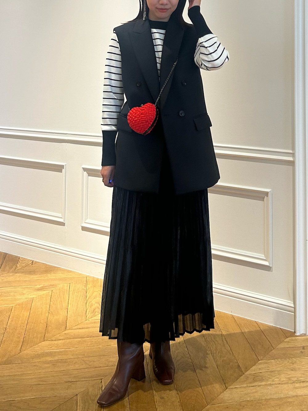 「秋コーデ、大人カジュアル、通勤コーデ、通勤スタイル、オフィスカジュアル、オフィススタイル、ジレ、ジレスタイル」｜「LOULOU WILLOUGHBYの【LOULOU WILLOUGHBY】ボンディングジレ（ベスト、ブラック系）」を使った、Takagi.Yさん（骨格ウェーブ・レディース・159cm）の秋コーディネートの1枚目の写真