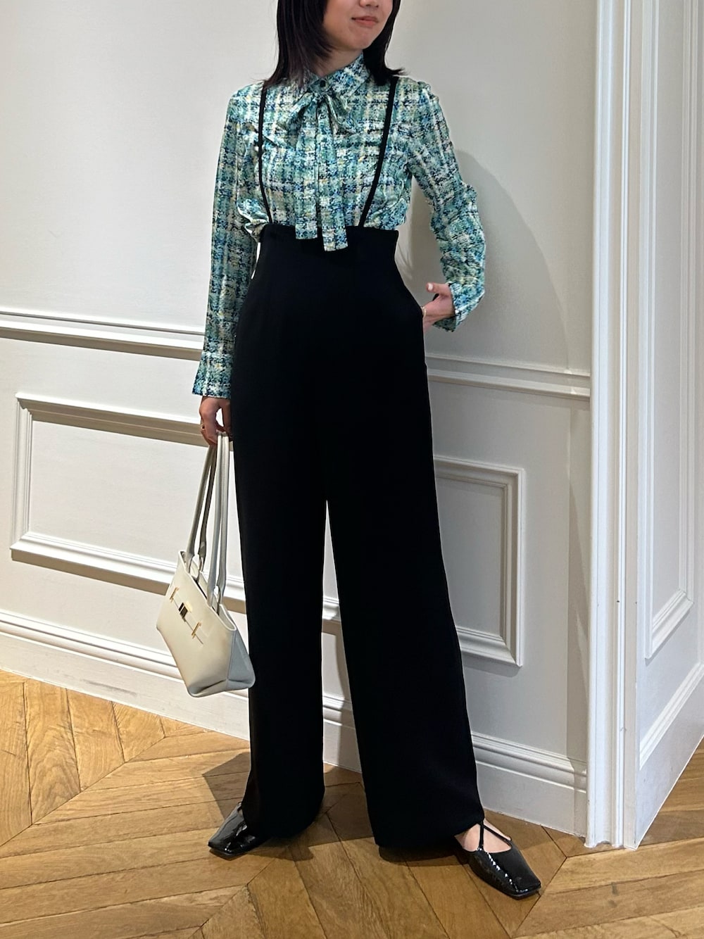 「LOULOU WILLOUGHBYの＜予約＞【LOULOU WILLOUGHBY】ダブルクロスハイウエストサスペンダーパンツ（サロペット/オーバーオール、ブラック系）」を使った、Takagi.Yさん（骨格ウェーブ・レディース・159cm）の冬コーディネートの1枚目の写真