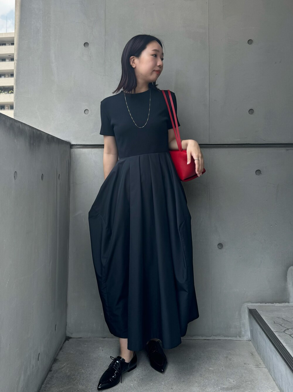 「ワンピース、コクーンシルエット、コクーンスカート、ワンピーススタイル、通勤ワンピース、通勤コーデ」｜「allurevilleの＜予約＞エコリブカットドッキングワンピース（ワンピース、ブラック系）」を使った、Takagi.Yさん（骨格ウェーブ・レディース・159cm）の夏コーディネートの1枚目の写真