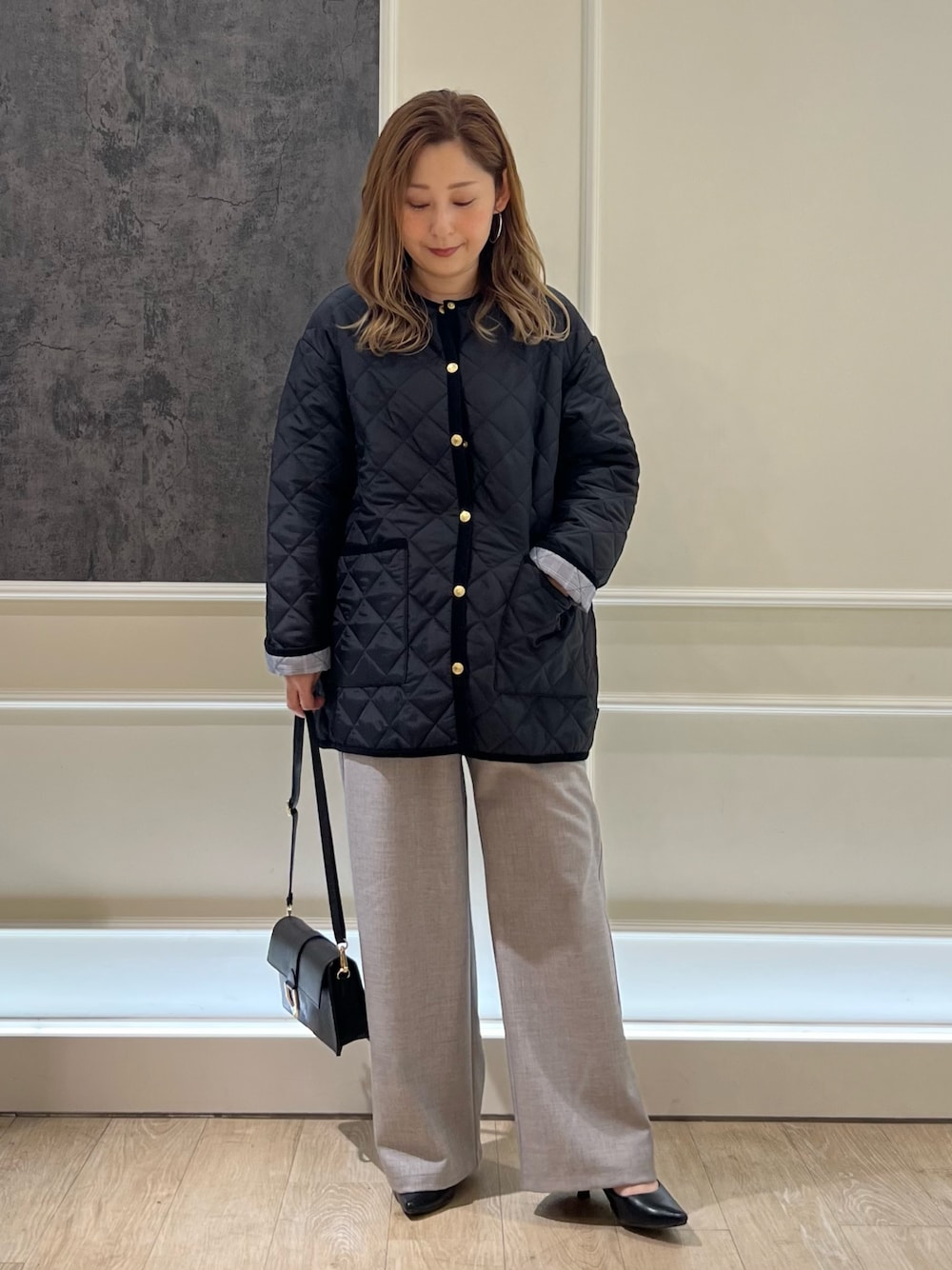 「Traditional Weatherwear、トラディショナルウェザーウエア、パンツスタイル、大人かわいい、シンプルスタイル、大人コーデ、キレイめ、シンプルコーデ、冬服、オンオフ兼用、低身長、おでかけコーデ、ママコーデ、オトナカジュアル、キルティング」｜「Traditional Weatherwearの【別注】【Traditional Weatherwear/トラディショナル ウェザーウェア】ARKLEY MIDDLE A-LINE コート（ブルゾン、ブラック系）」を使った、Uchino.150cmさん（レディース・150cm）の秋コーディネートの1枚目の写真