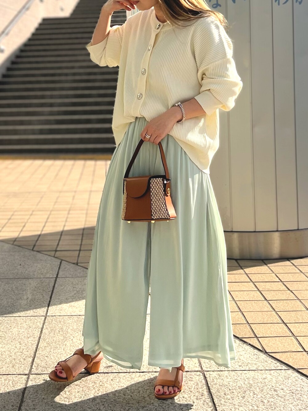 「シンプルコーデ、オトナ女子、春、休日コーデ、低身長、骨格ウェーブ、ていしんちょう、低身長コーデ、OLコーデ、デート、ミントグリーン」｜「fredy emueのVintage釦カーディガン（カーディガン/ボレロ、ホワイト系）」を使った、Uchino.150cmさん（レディース・150cm）の春コーディネートの1枚目の写真