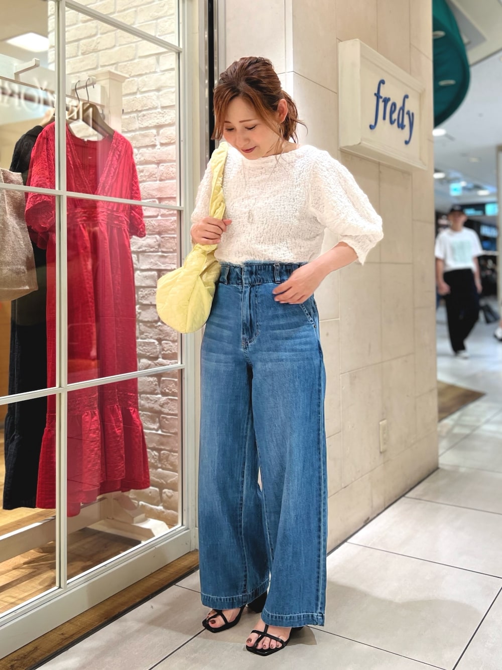 ブルー系のデニムパンツ、ホワイト系のTシャツ/カットソー、イエロー系のショルダーバッグを着用したレディースの夏コーディネートの1枚目の写真