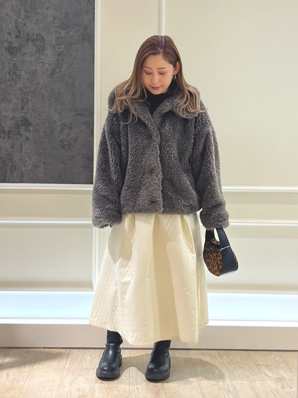 「冬コーデ、オトナカワイイ、休日スタイル、きれいめコーデ、大人女子、低身長女子、女子会コーデ、ママファッション、クリスマスに着たい服、オトナガーリー、おでかけコーデ、スカート、スカートスタイル、ボアブルゾン、ボア」｜「fredy emueの袖口パールリブモックネックプルオーバー（その他トップス、ブラック系）」を使った、Uchino.150cmさん（レディース・150cm）の冬コーディネートの1枚目の写真
