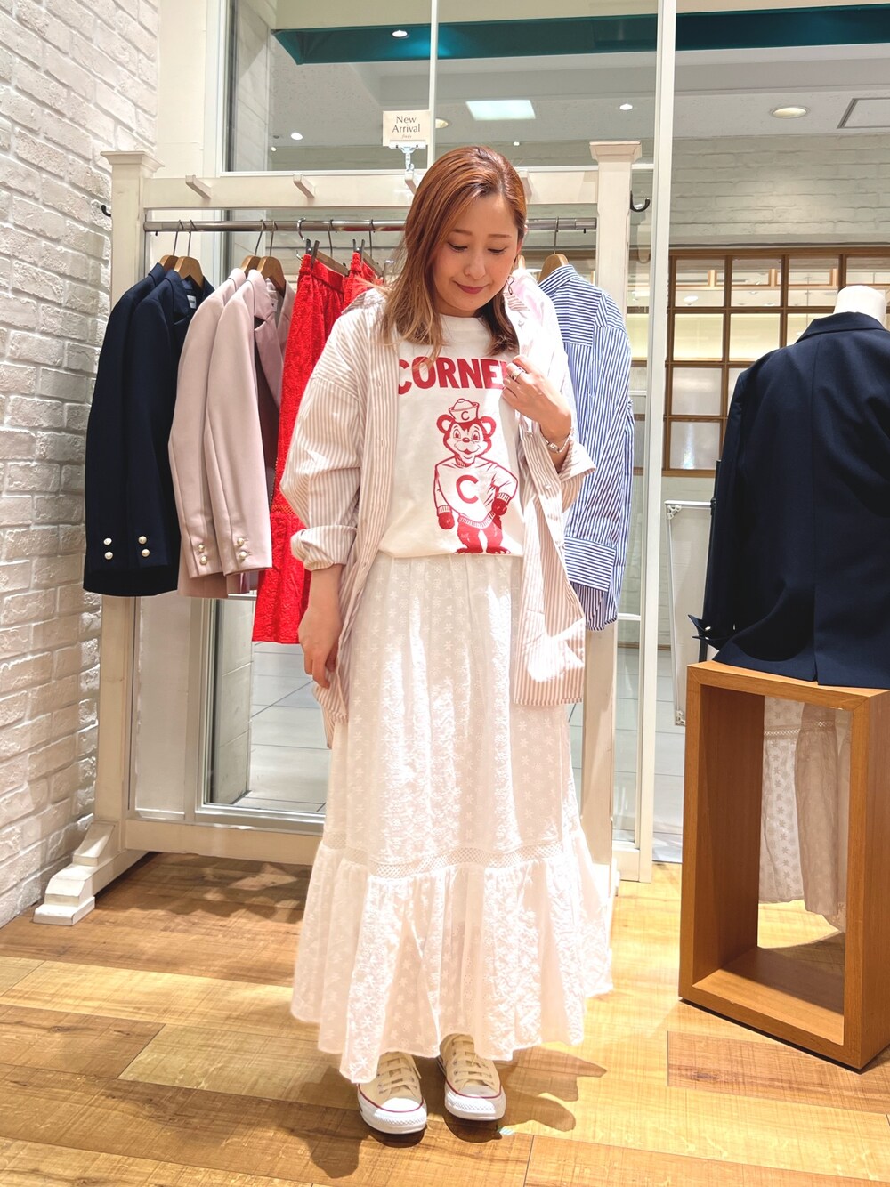 ホワイト系のTシャツ/カットソー、ベージュ系のシャツ/ブラウス、ホワイト系のスカートを着用したレディースの春コーディネートの1枚目の写真