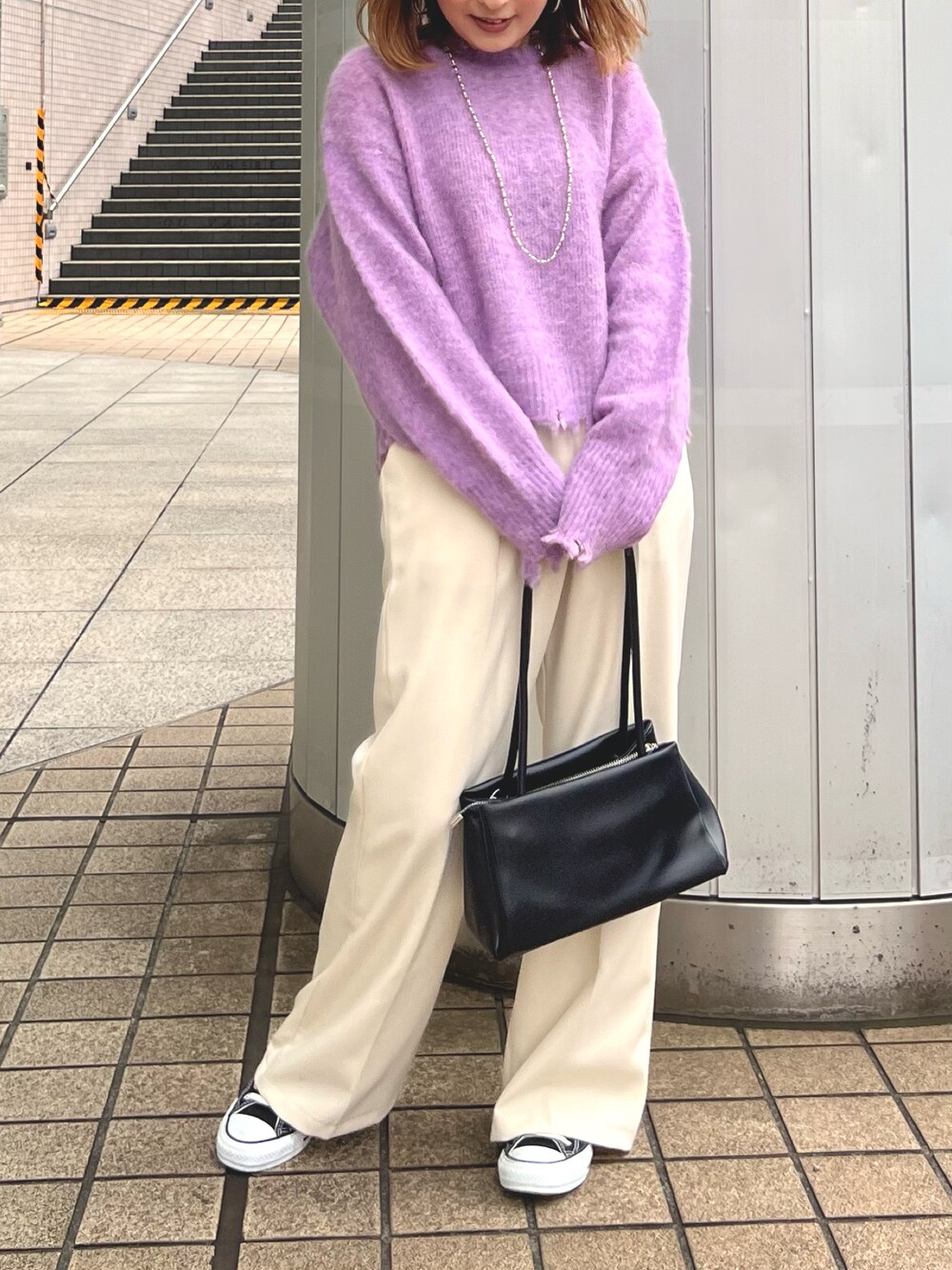 「ニット、秋服コーデ、大人コーデ、オトナカジュアル、キレイめカジュアル、フレアパンツ、白パンツ、ていしんちょう、FREDY&GLOSTER、fredy emue、fredy、オトナカワイイ、きれいめコーディネート、スニーカー、#秋コーデ」｜「fredy emueのロングハンドル3roomバッグ（ショルダーバッグ、ブラック系）」を使った、Uchino.150cmさん（レディース・150cm）の秋コーディネートの1枚目の写真