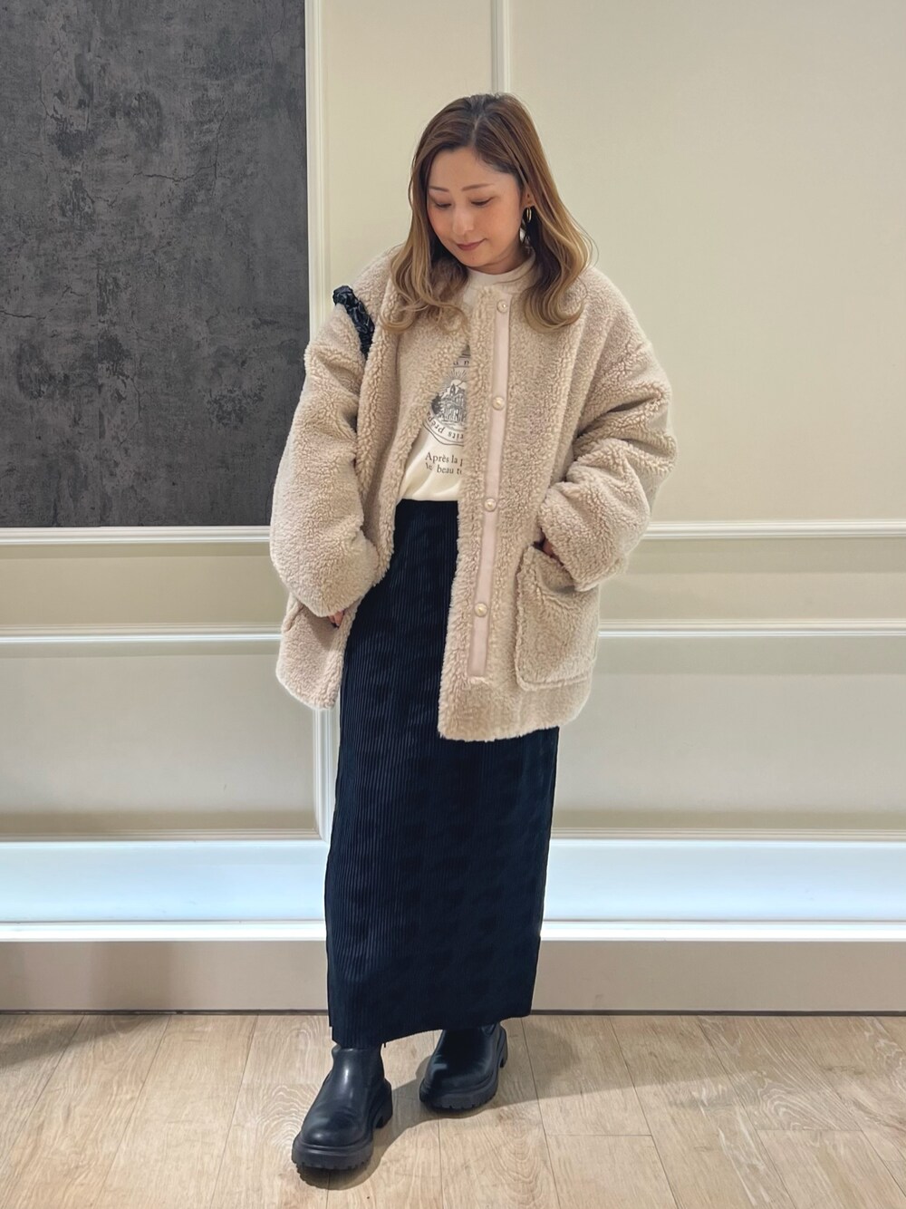 「冬コーデ、ボアコート、アウター、タイトスカート、モコモコアウター、クリスマスに着たい服、おでかけコーデ、きれいめカジュアル、30代コーデ、おしゃれさんと繋がりたい、低身長、休日スタイル、ブーツ、ママコーデ、コーデュロイ」｜「fredy emueのボアミドル丈コート（ノーカラーコート、ベージュ系）」を使った、Uchino.150cmさん（レディース・150cm）の冬コーディネートの1枚目の写真
